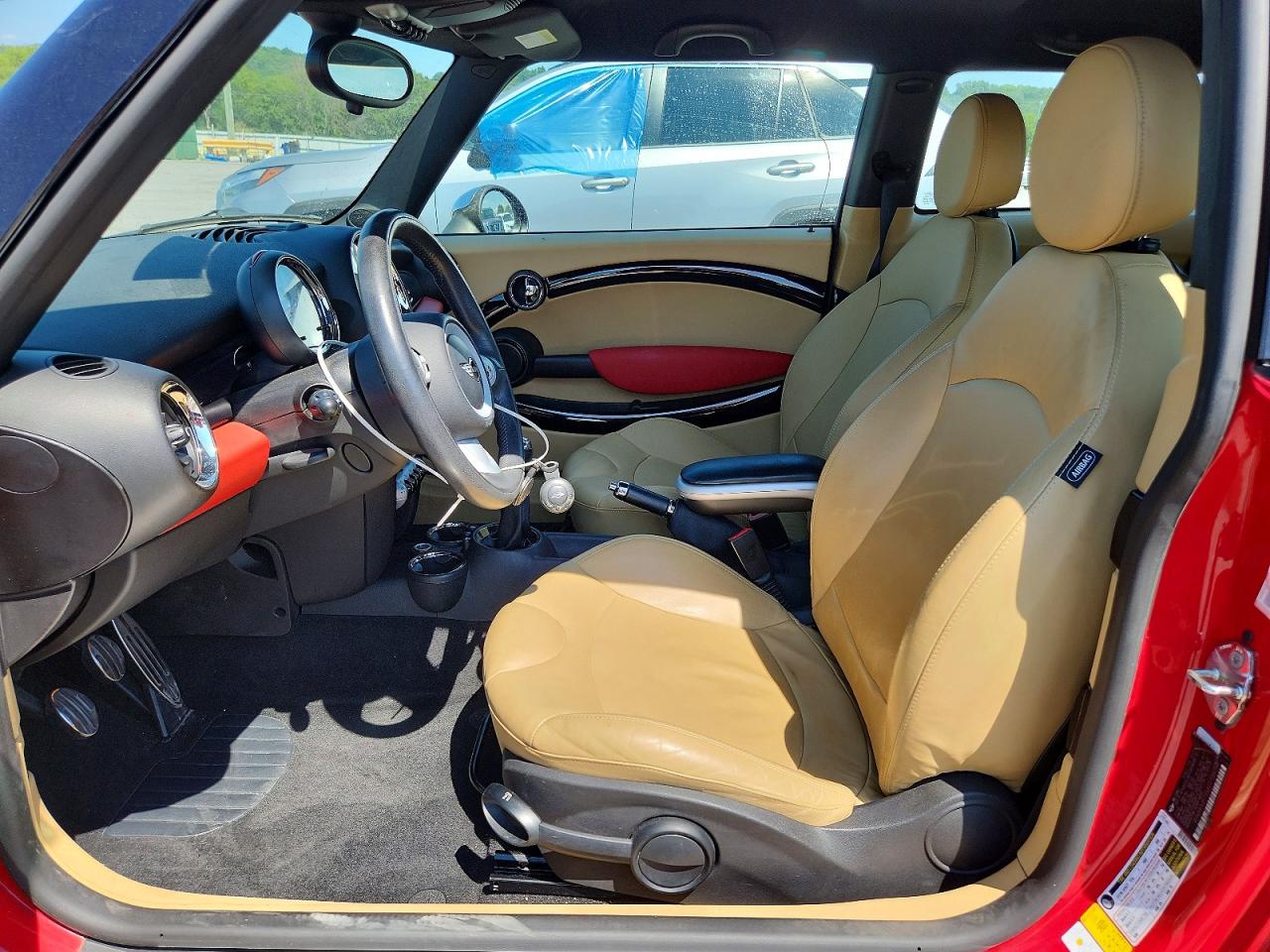 2007 Mini Cooper S Red vin: WMWMF73587TT84258