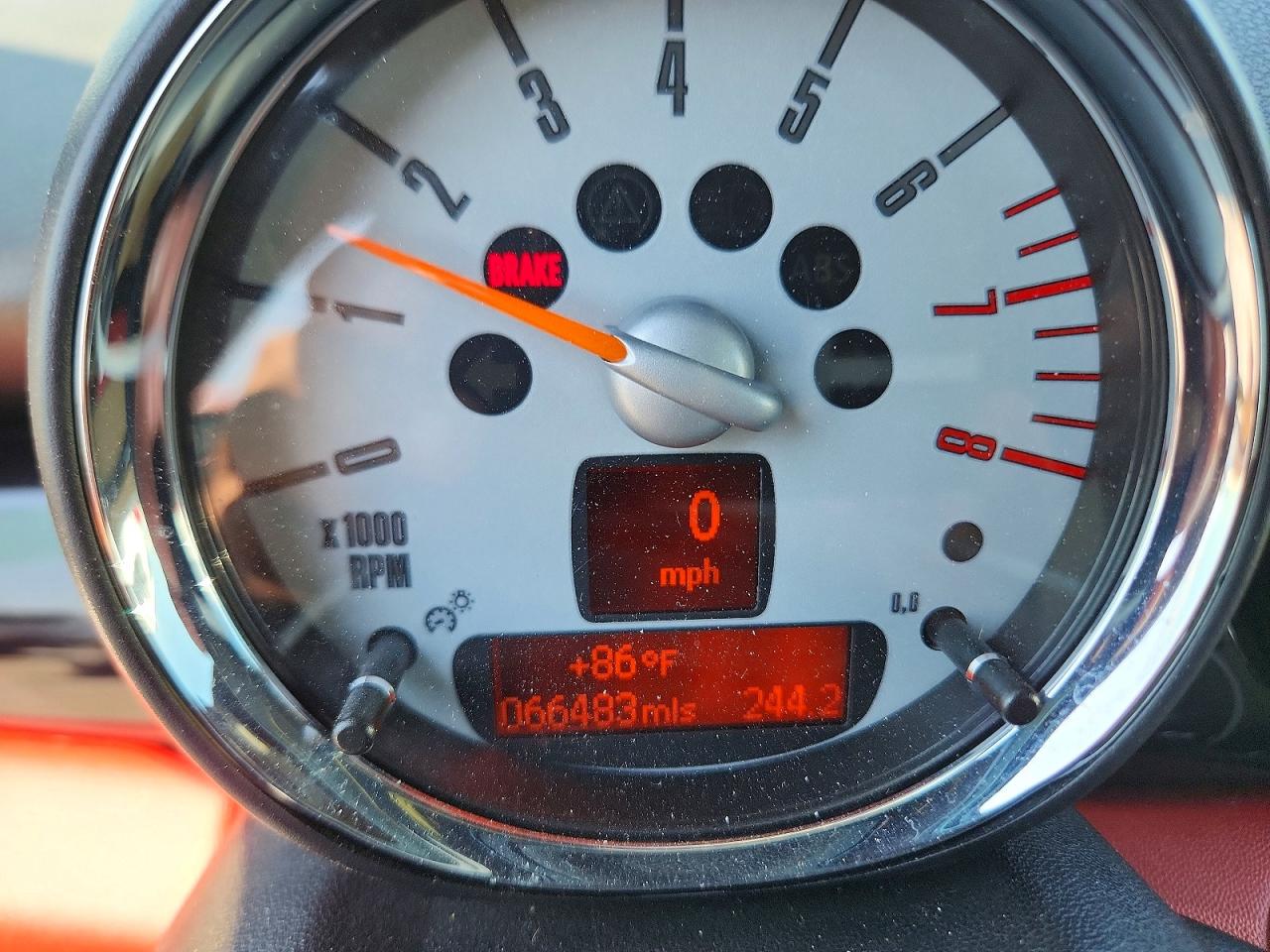 2007 Mini Cooper S Red vin: WMWMF73587TT84258