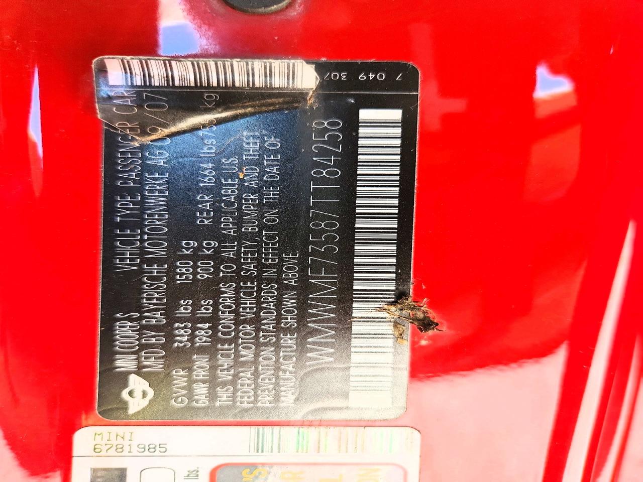 2007 Mini Cooper S Red vin: WMWMF73587TT84258