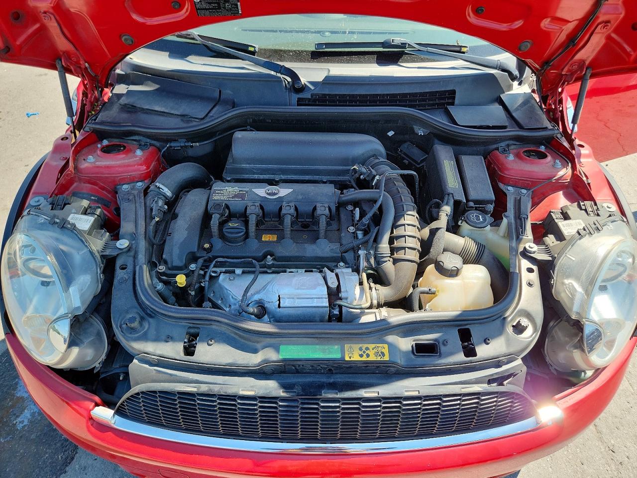 2007 Mini Cooper S Red vin: WMWMF73587TT84258
