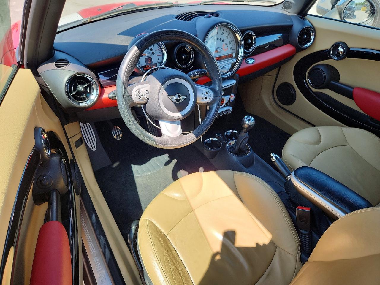 2007 Mini Cooper S Red vin: WMWMF73587TT84258