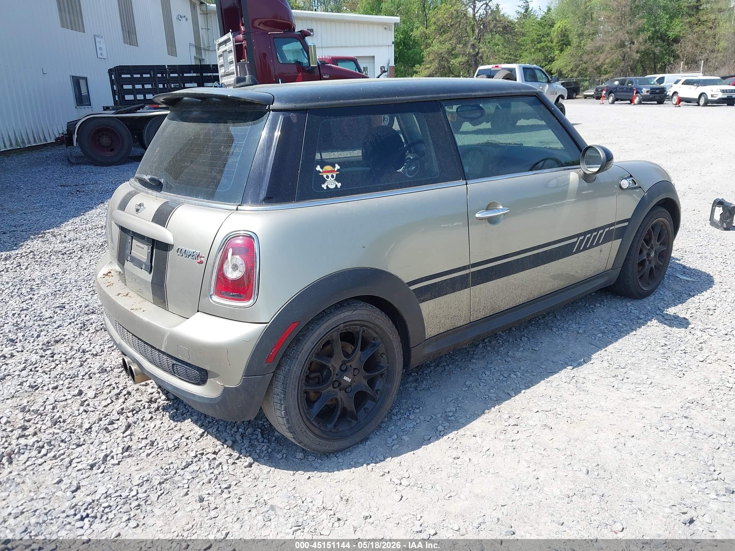 2007 Mini Cooper S Silver vin: WMWMF73597TL85953