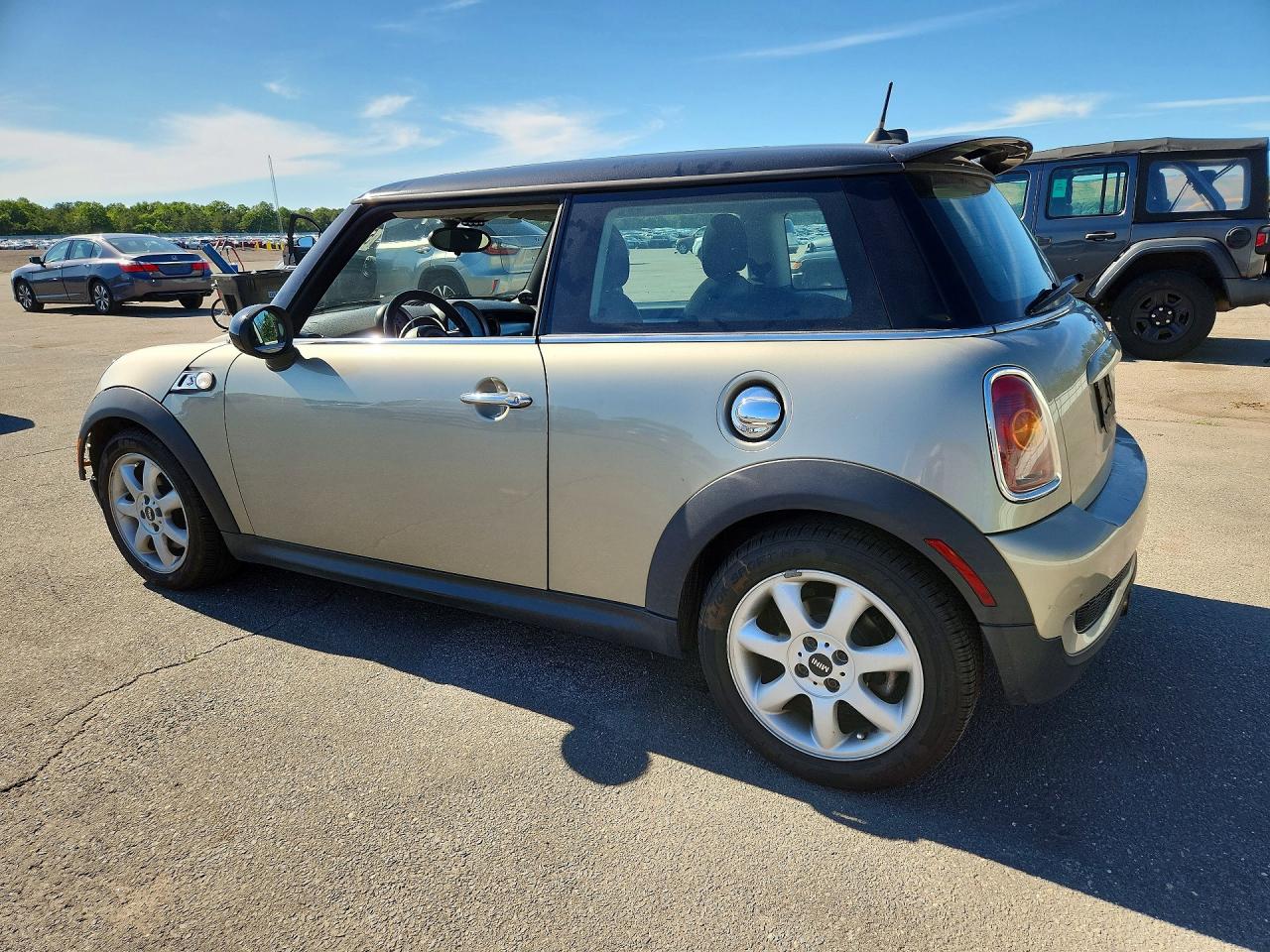 2008 Mini Cooper S Silver vin: WMWMF73598TT90233