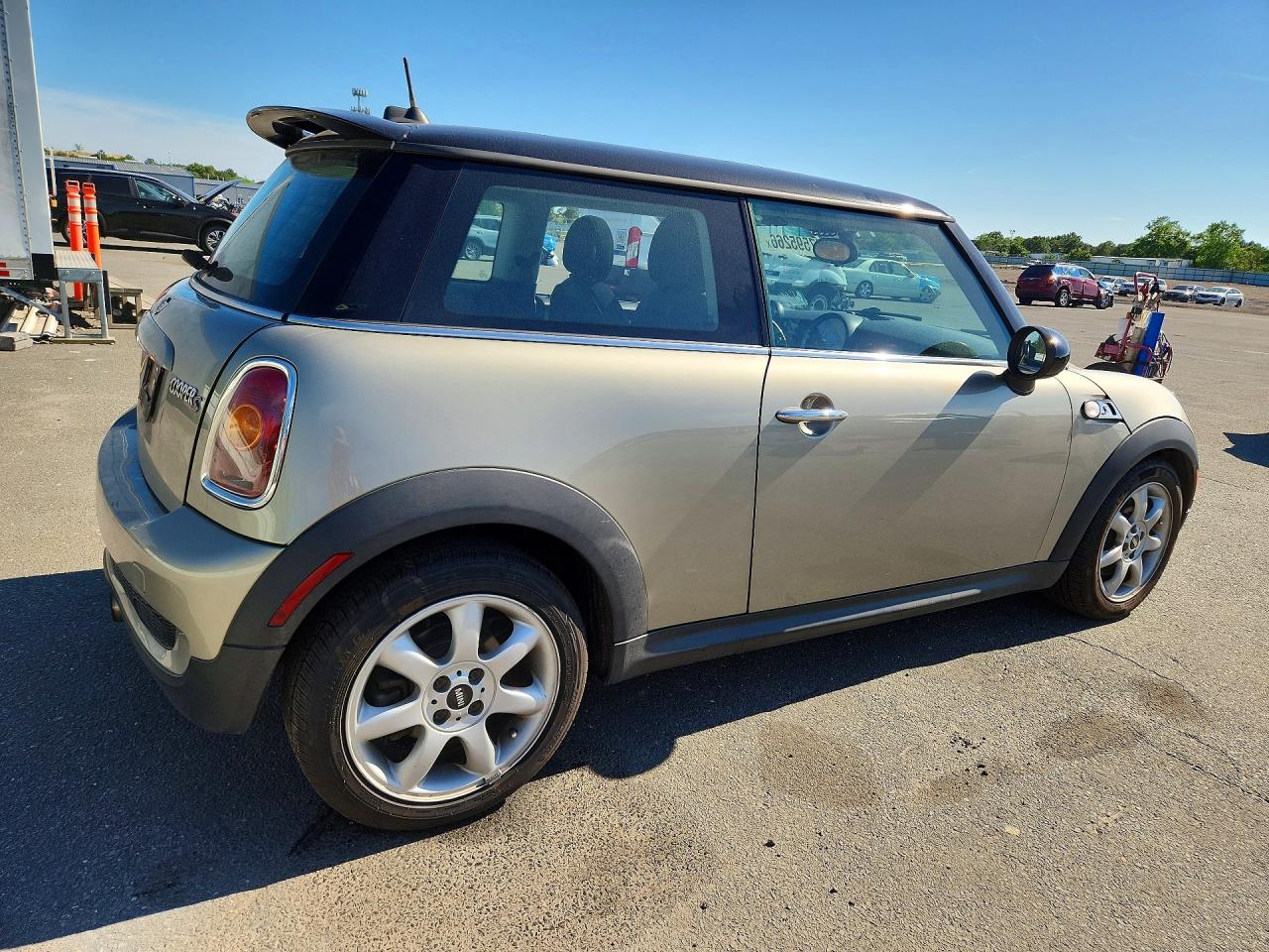 2008 Mini Cooper S Silver vin: WMWMF73598TT90233