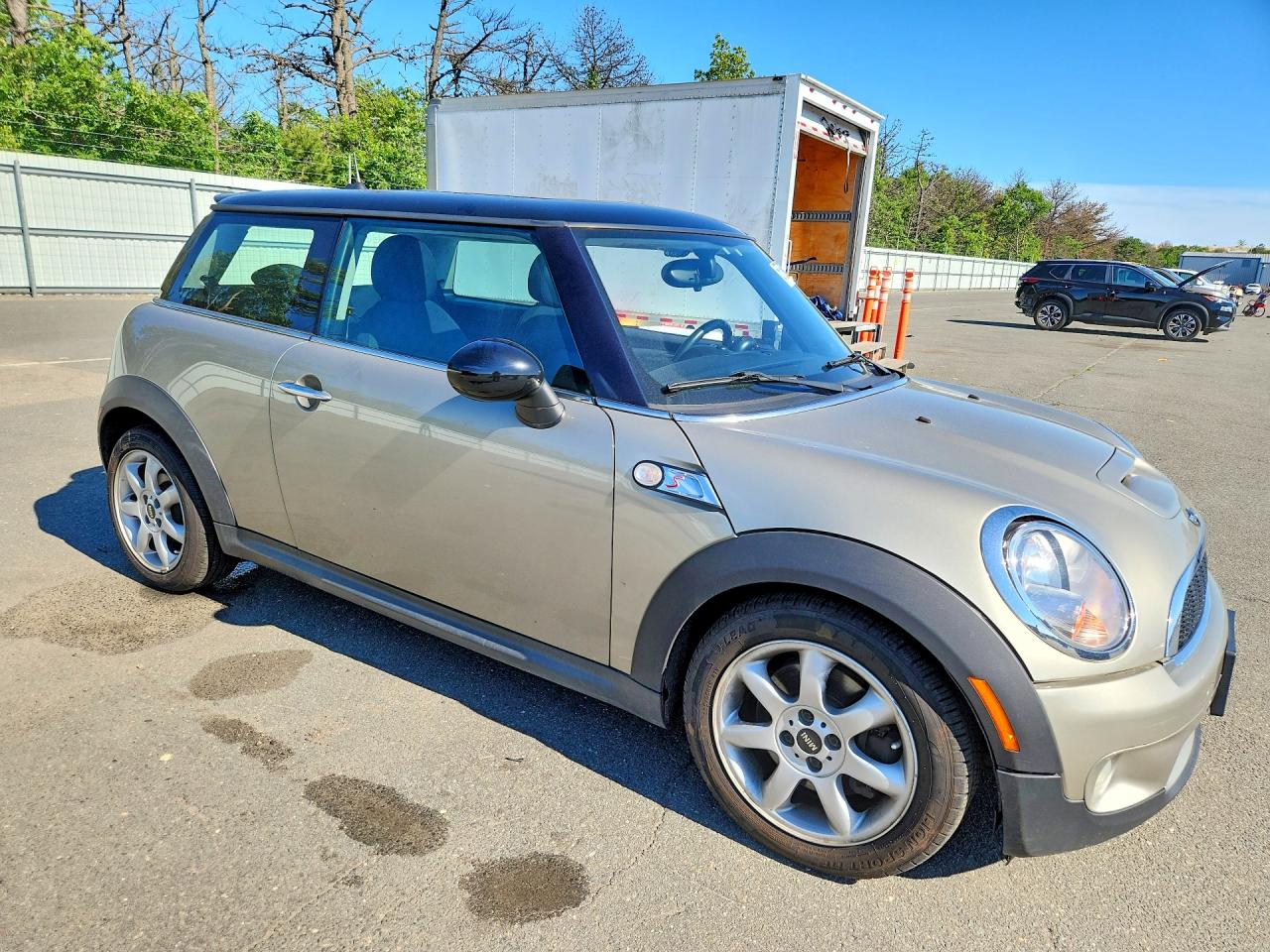 2008 Mini Cooper S Silver vin: WMWMF73598TT90233