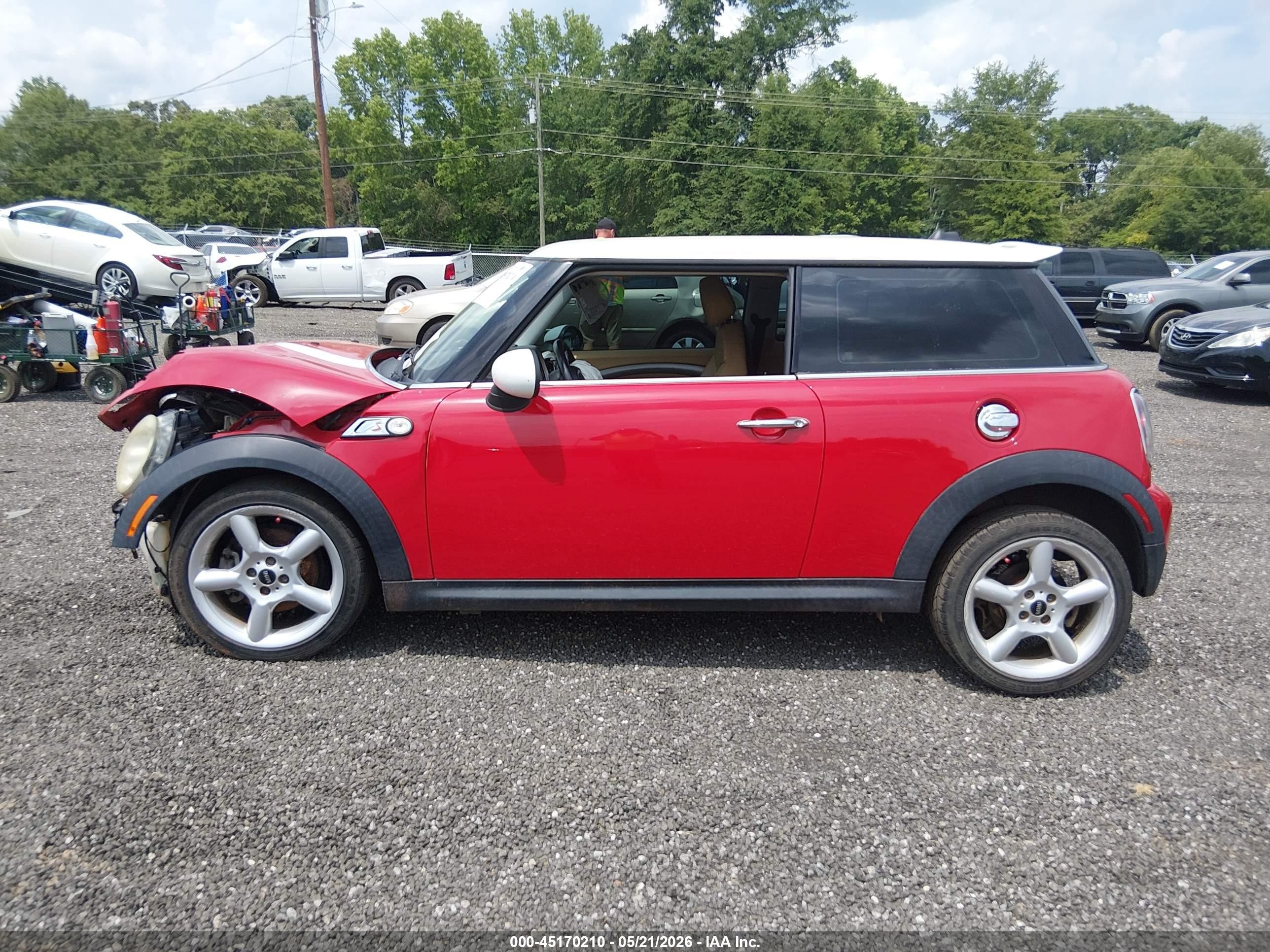 2009 Mini Cooper S Red vin: WMWMF735X9TT99816