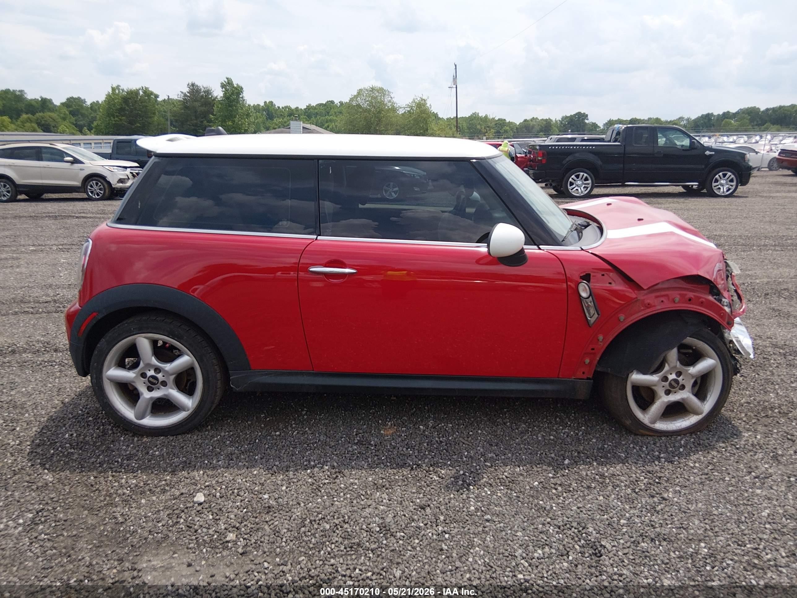 2009 Mini Cooper S Red vin: WMWMF735X9TT99816