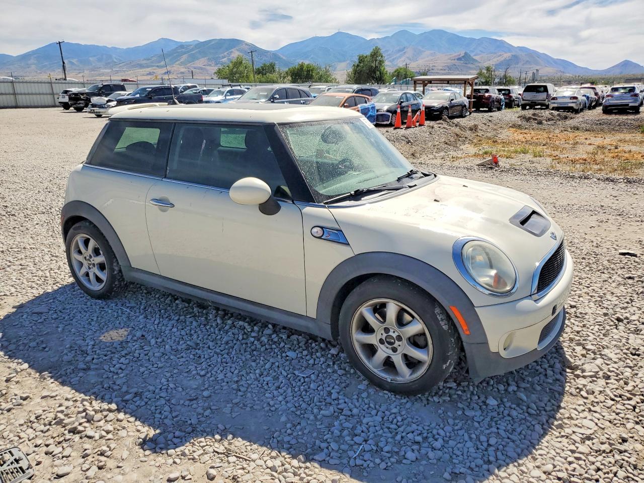 2009 Mini Cooper S White vin: WMWMF735X9TW85956