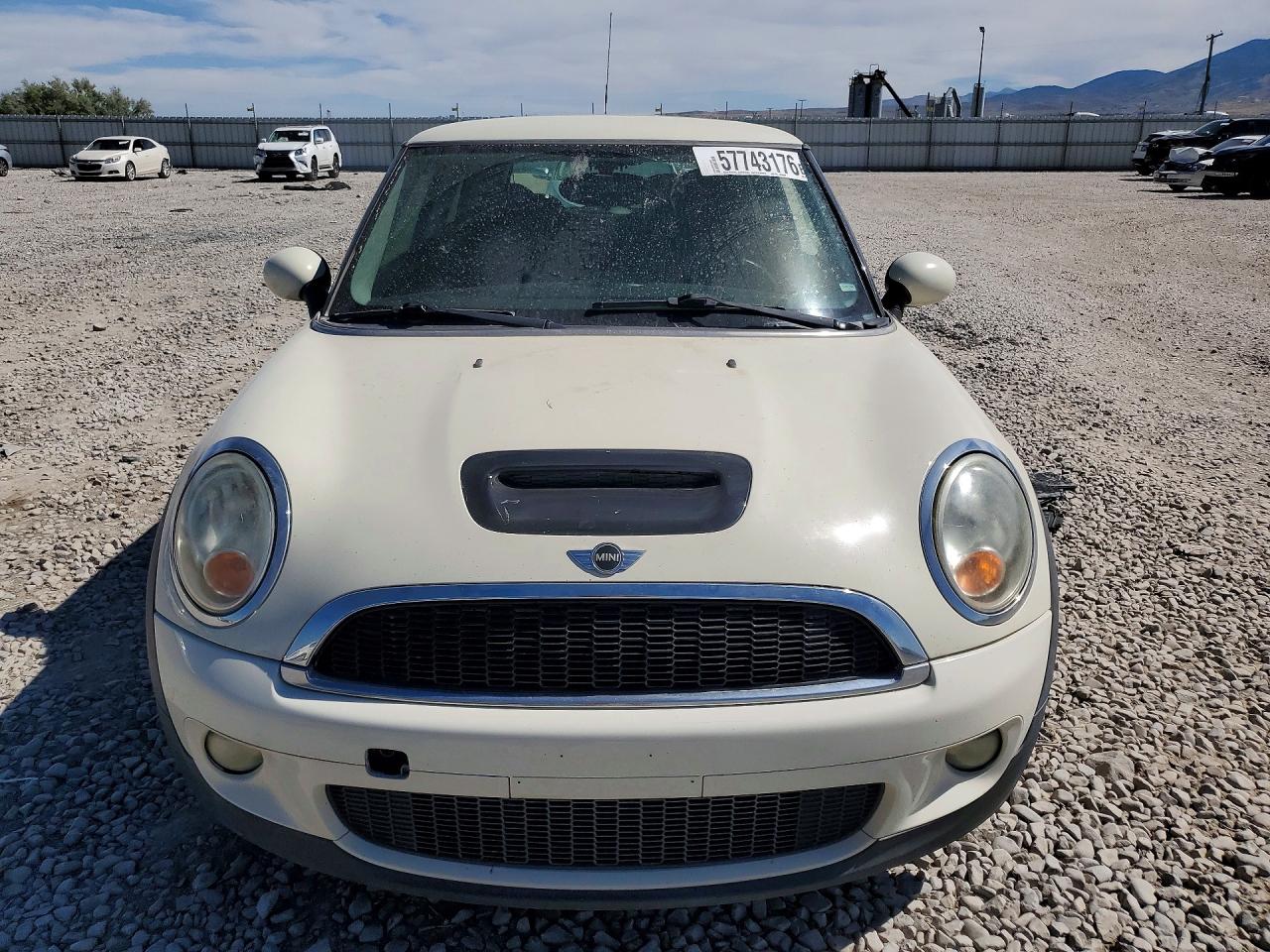 2009 Mini Cooper S White vin: WMWMF735X9TW85956