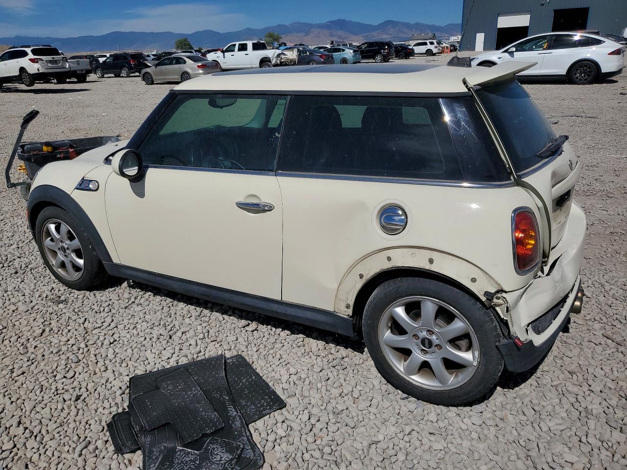 2009 Mini Cooper S White vin: WMWMF735X9TW85956