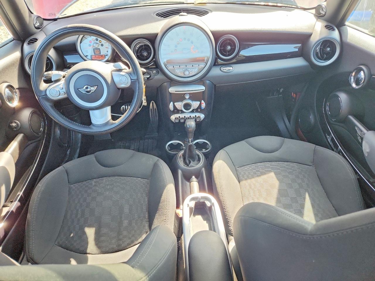 2010 Mini Cooper S Red vin: WMWMF7C50ATZ70461