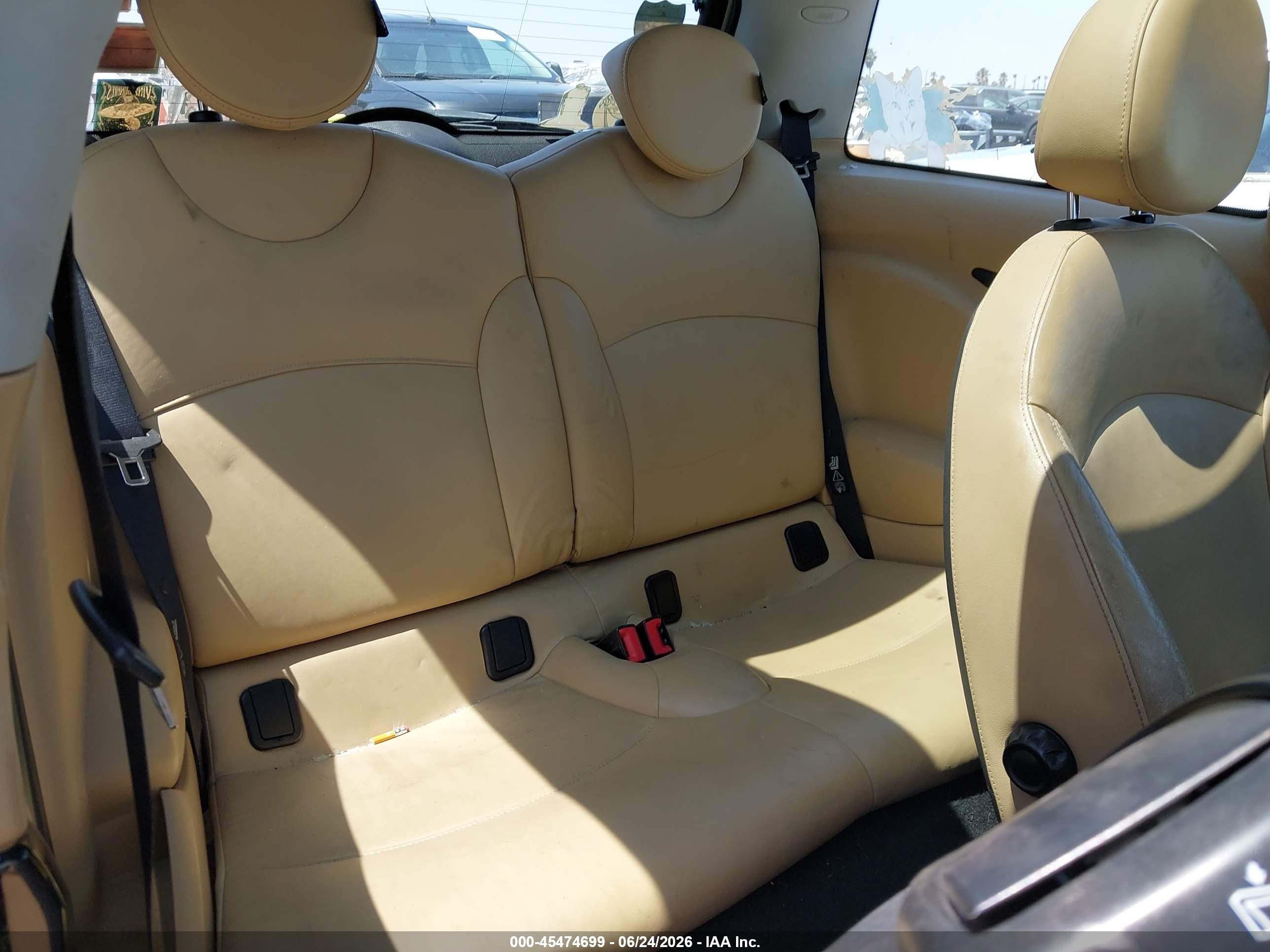 2010 Mini Cooper S White vin: WMWMF7C54ATW88422
