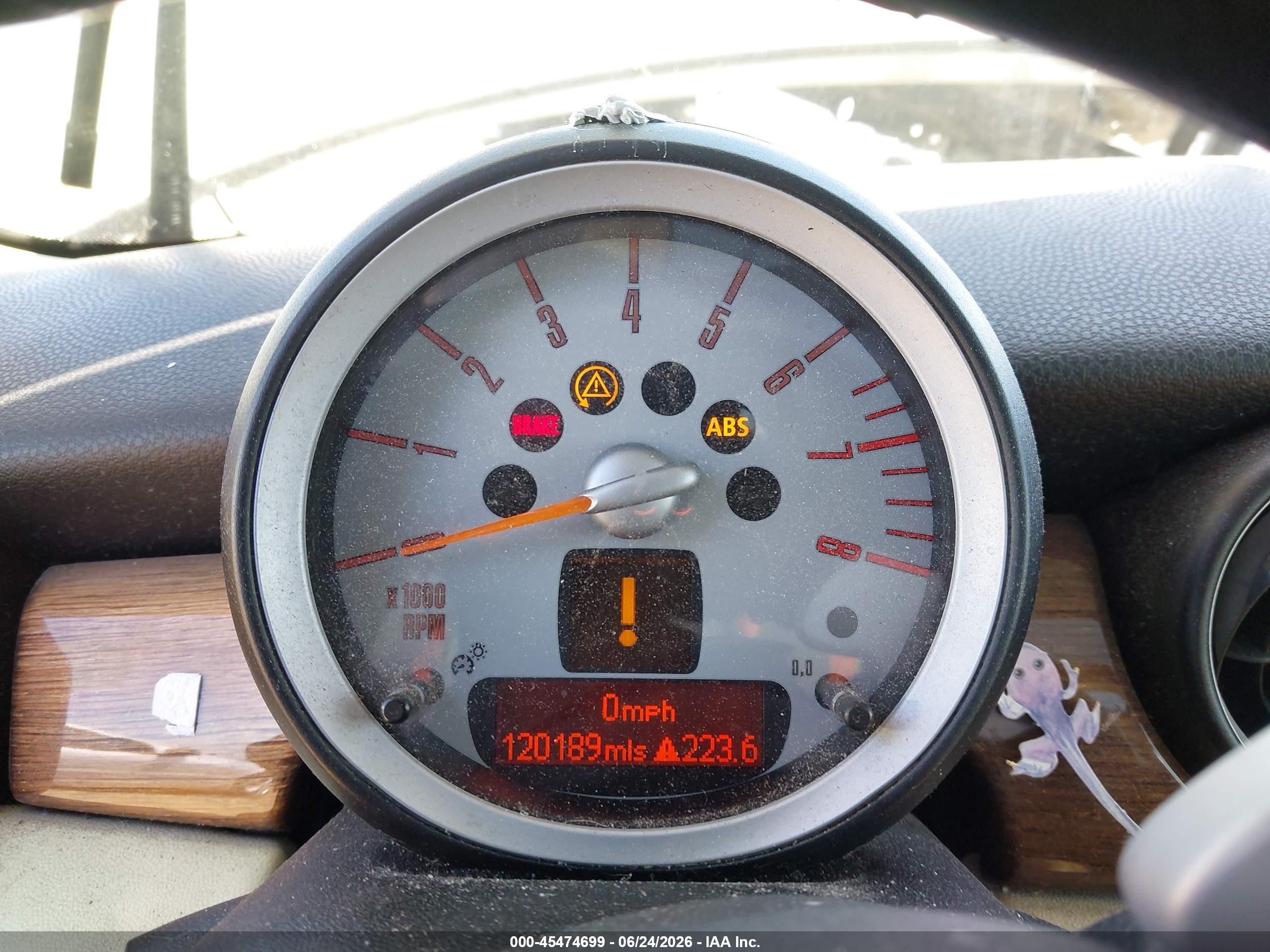 2010 Mini Cooper S White vin: WMWMF7C54ATW88422