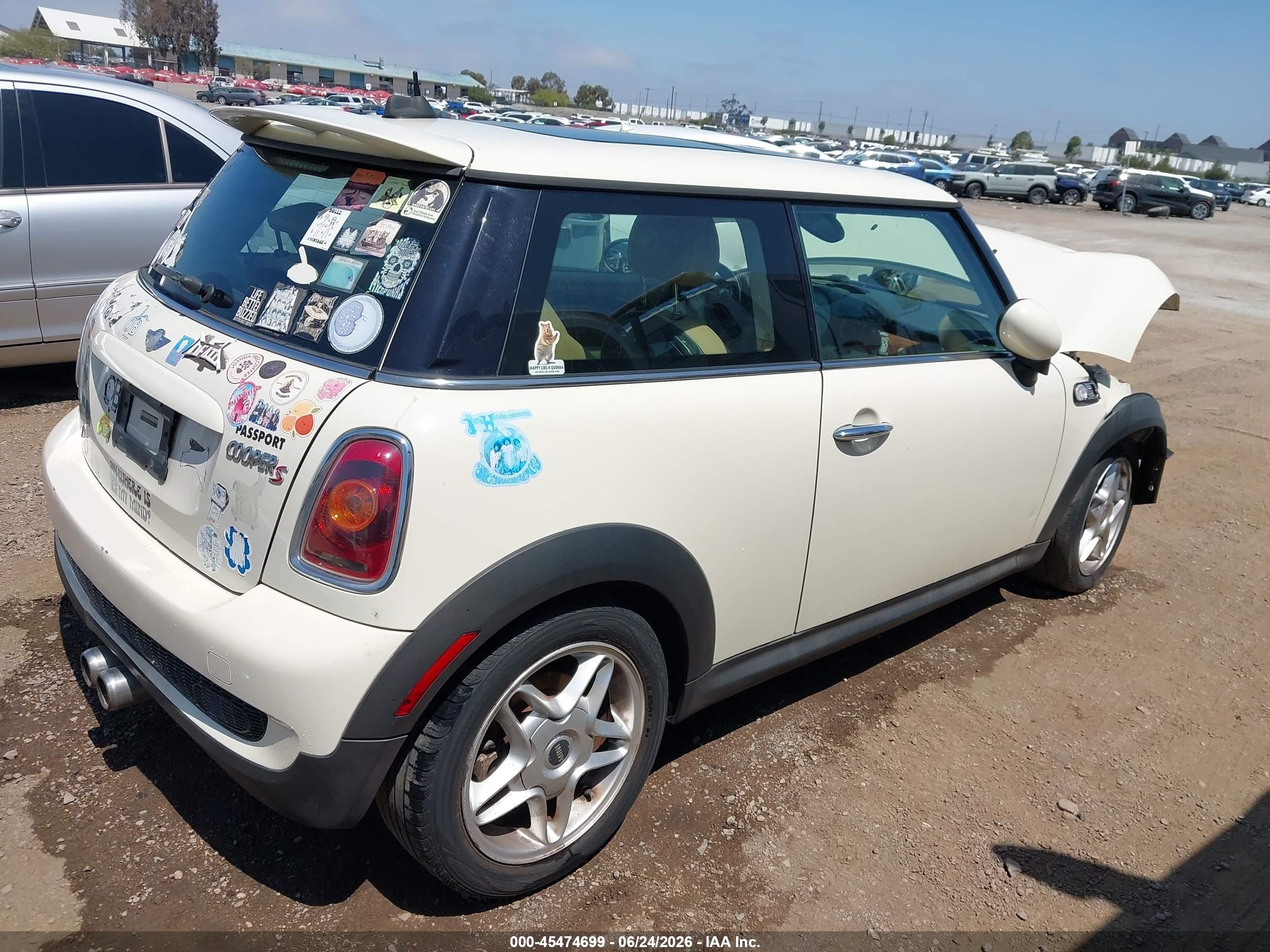 2010 Mini Cooper S White vin: WMWMF7C54ATW88422