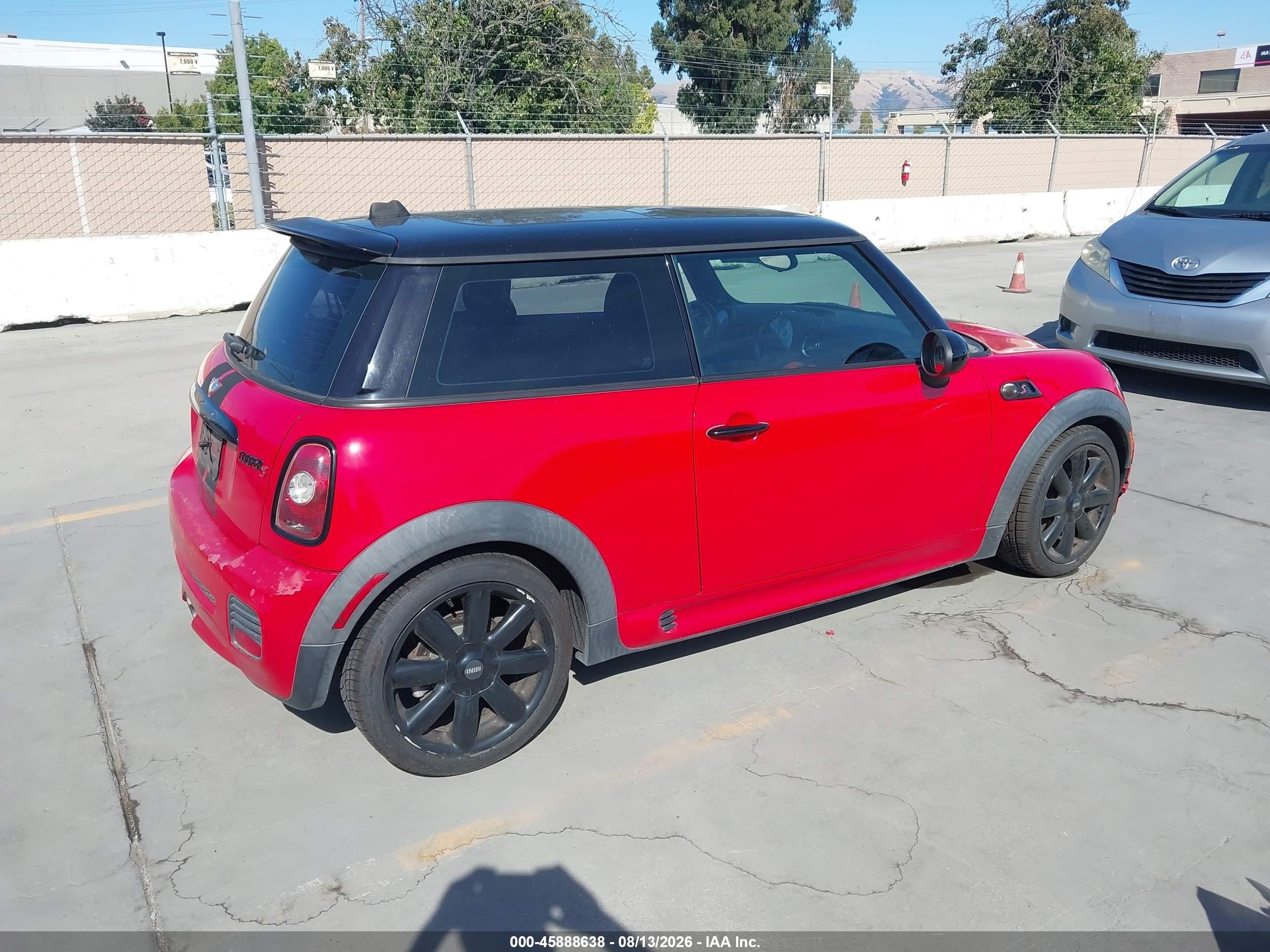 2010 Mini Cooper S   Red vin: WMWMF7C55ATW89627