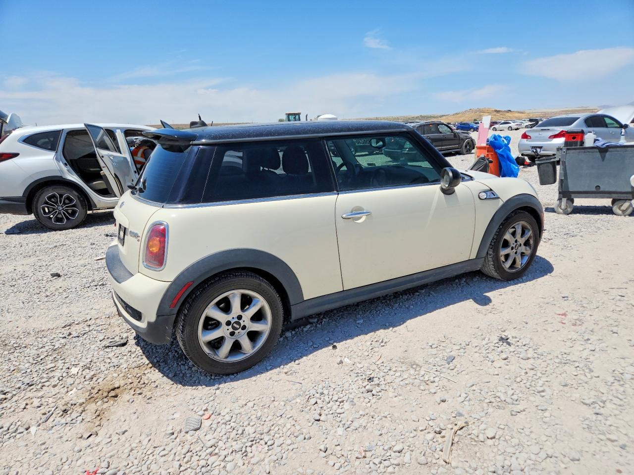 2010 Mini Cooper S White vin: WMWMF7C55ATZ71394
