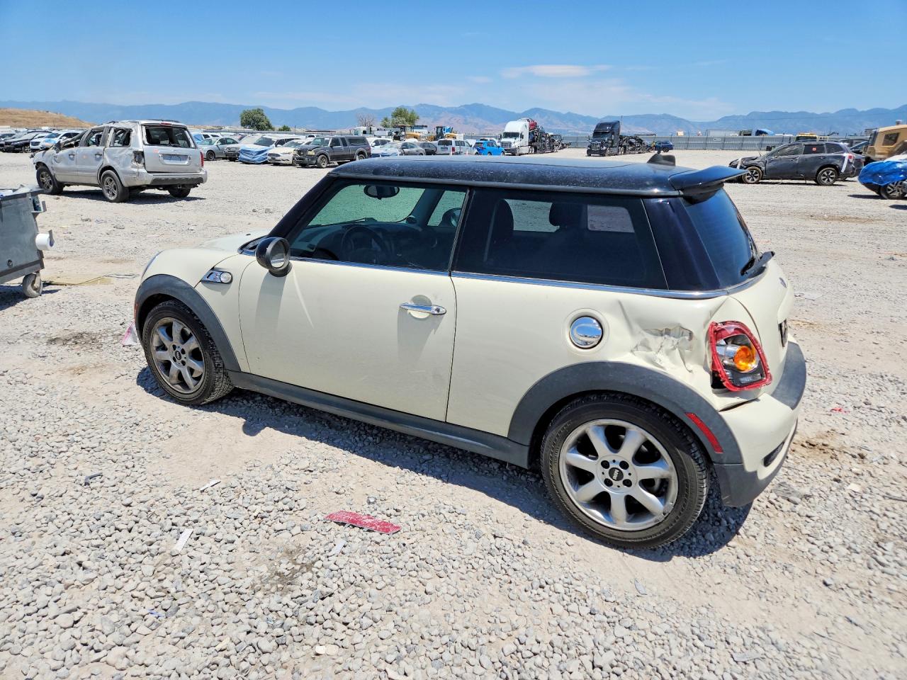 2010 Mini Cooper S White vin: WMWMF7C55ATZ71394
