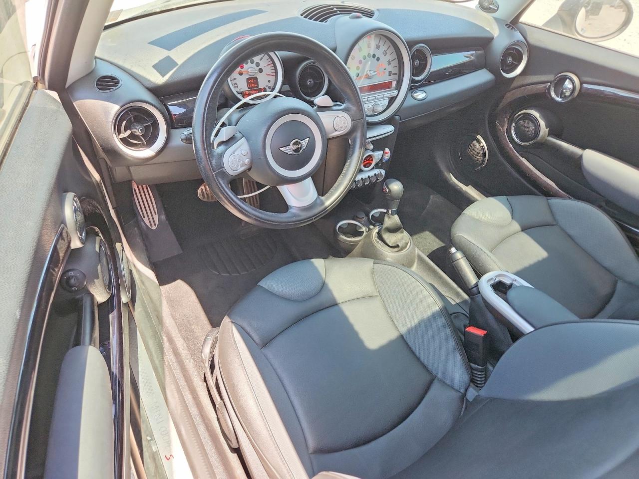 2010 Mini Cooper S White vin: WMWMF7C55ATZ71394