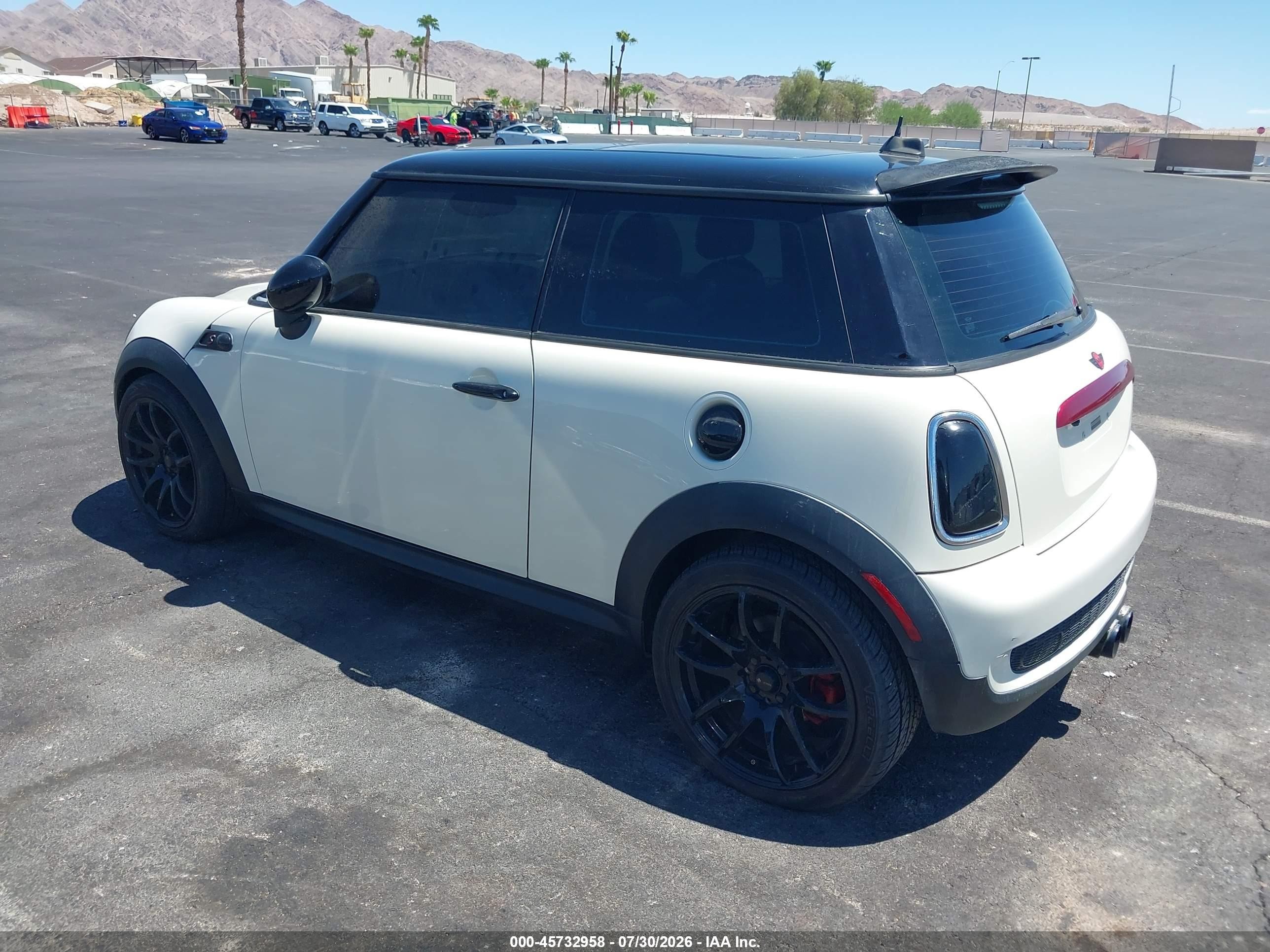 2010 Mini Cooper S White vin: WMWMF7C58ATZ71244