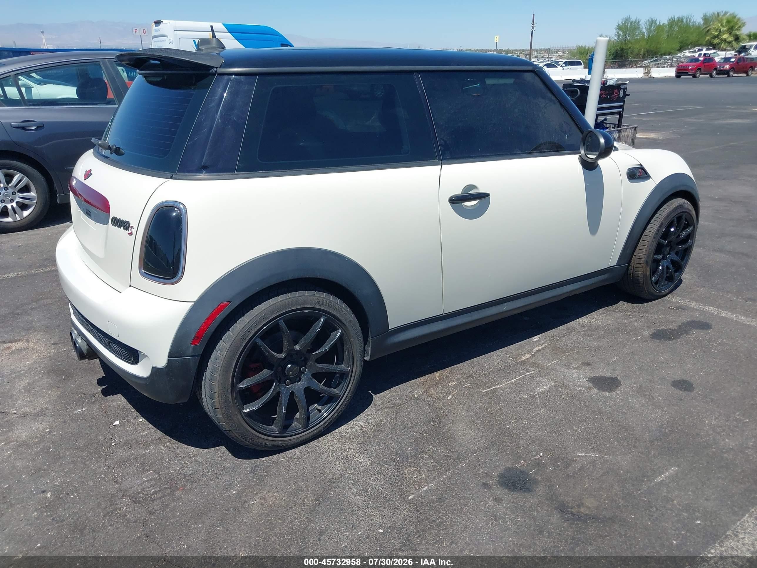 2010 Mini Cooper S White vin: WMWMF7C58ATZ71244