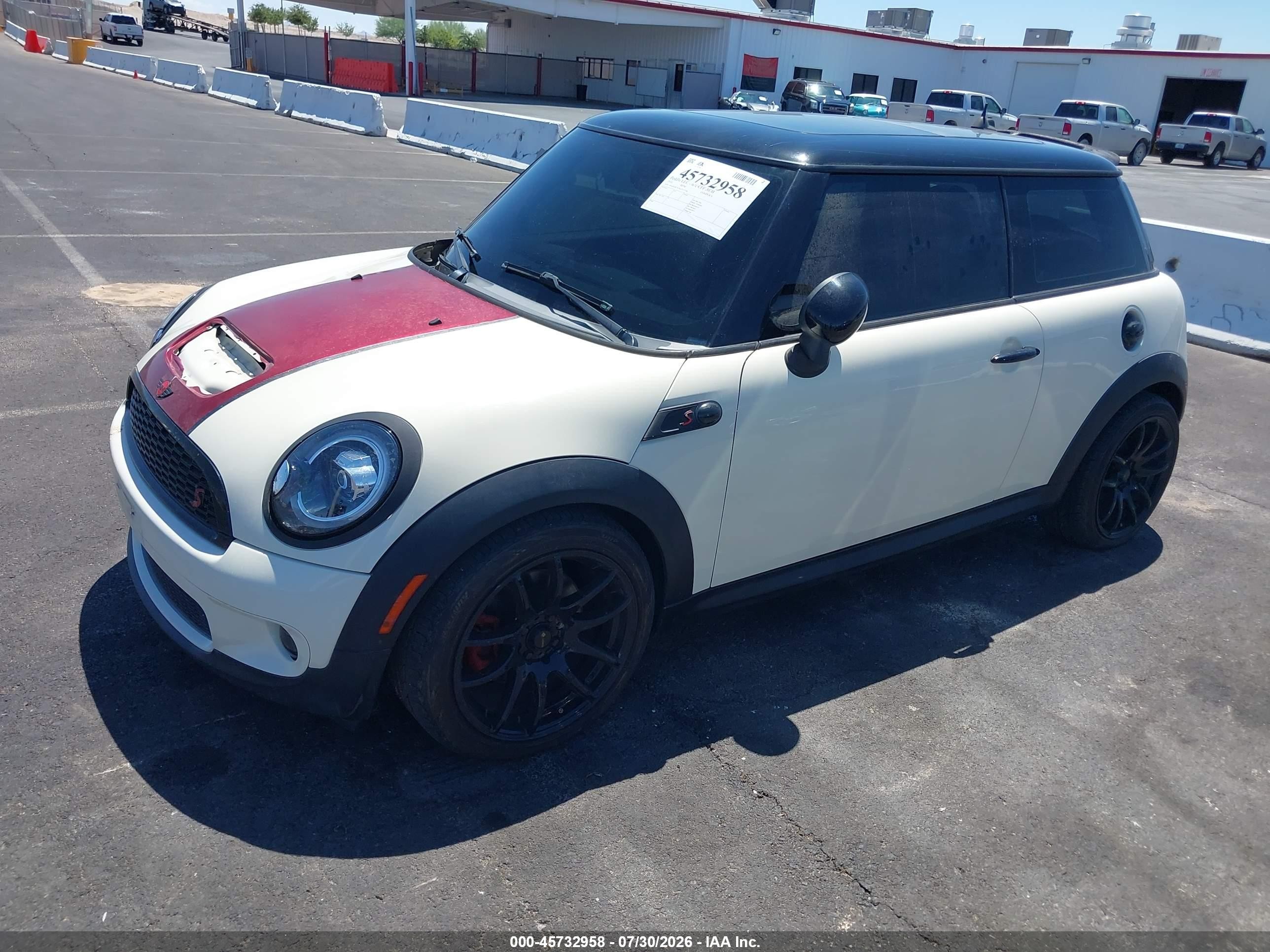 2010 Mini Cooper S White vin: WMWMF7C58ATZ71244