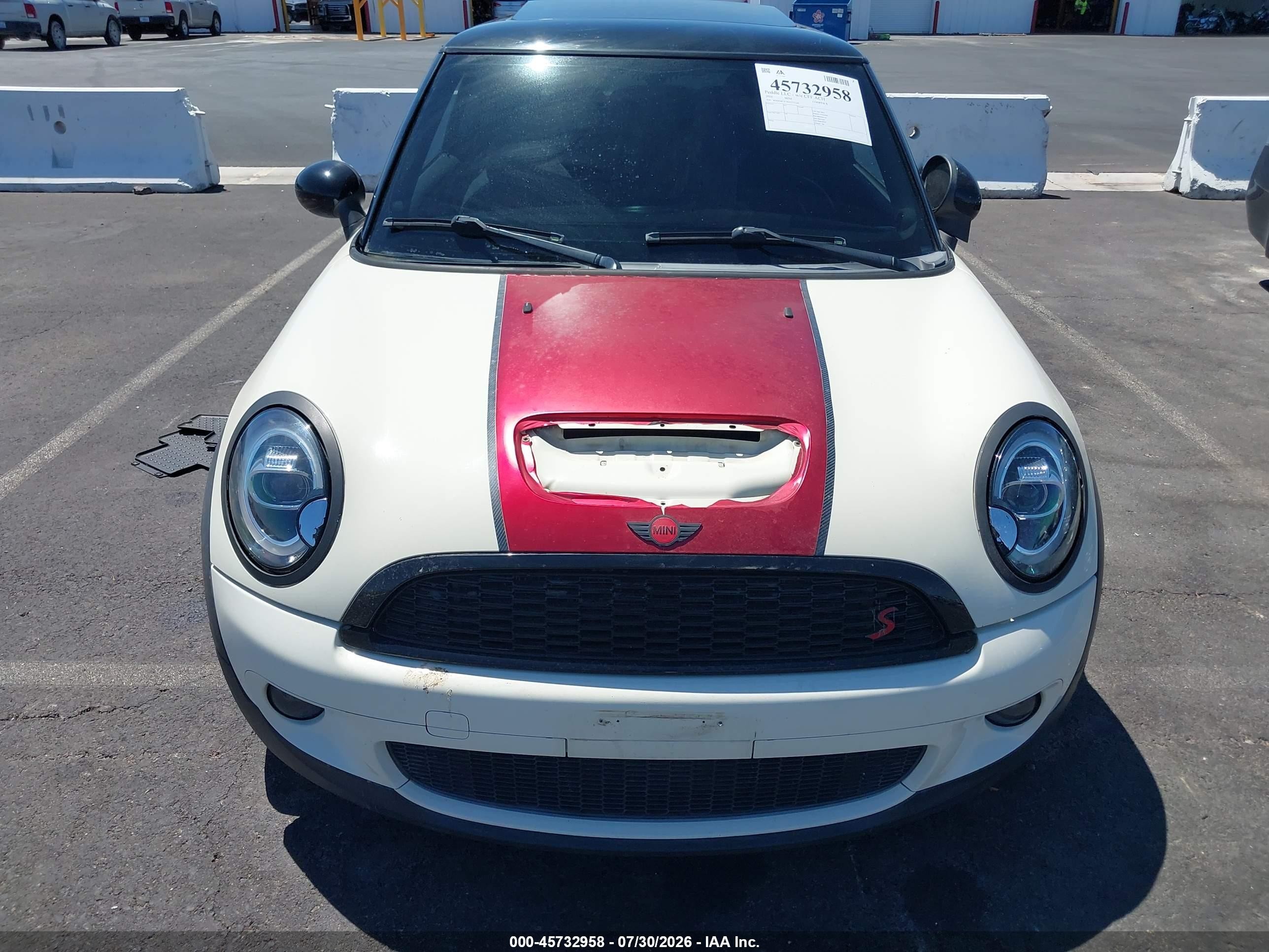 2010 Mini Cooper S White vin: WMWMF7C58ATZ71244