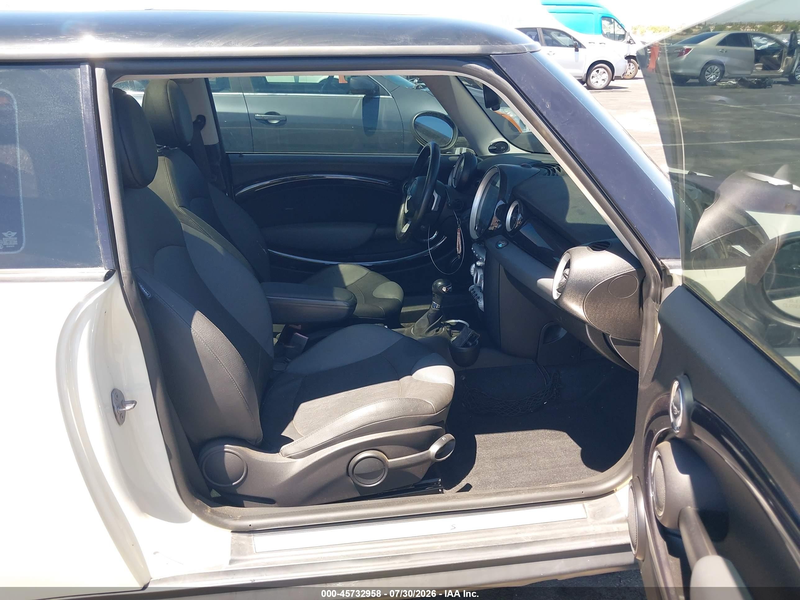 2010 Mini Cooper S White vin: WMWMF7C58ATZ71244