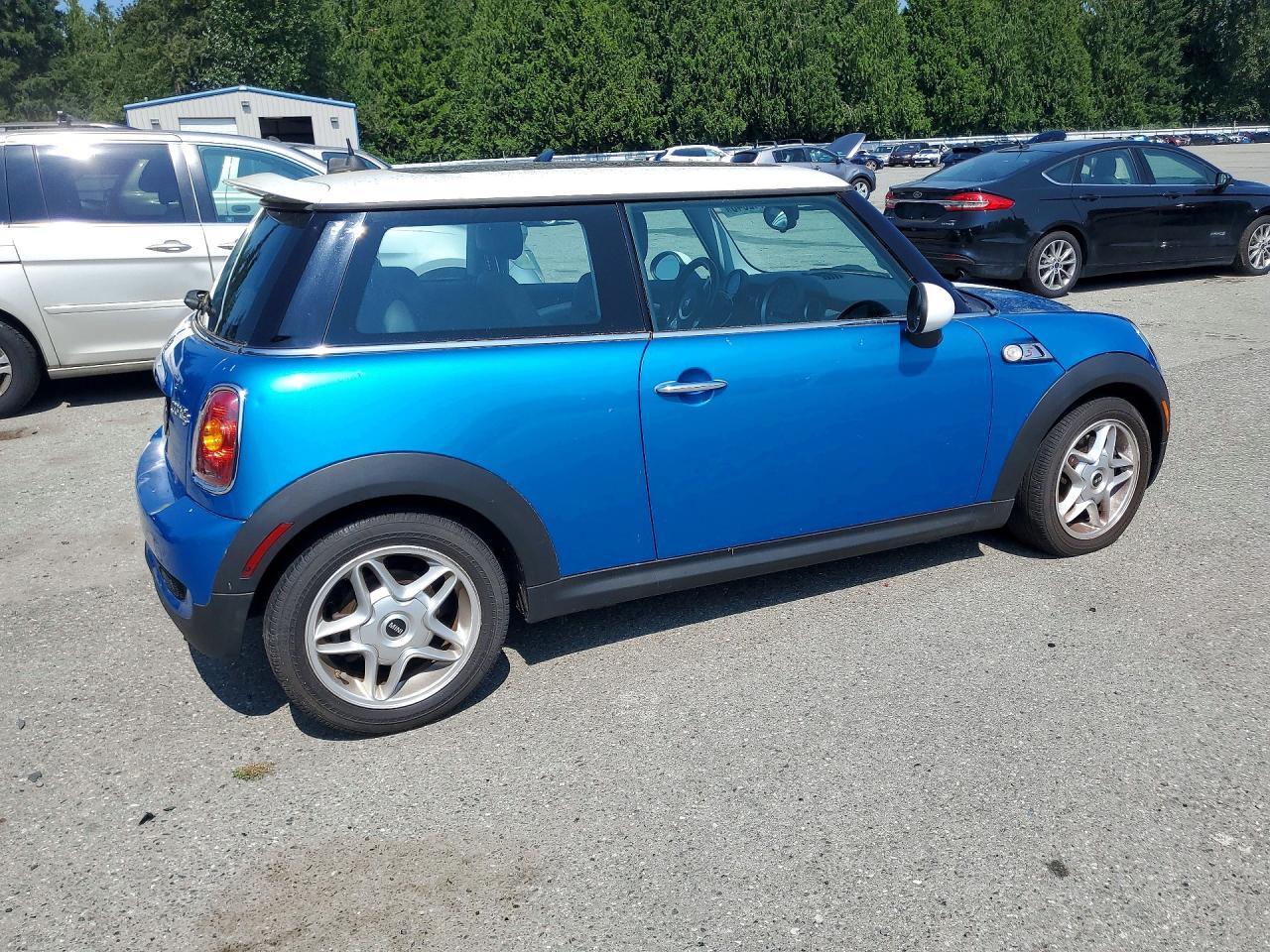 2010 Mini Cooper S Blue vin: WMWMF7C59ATW89517