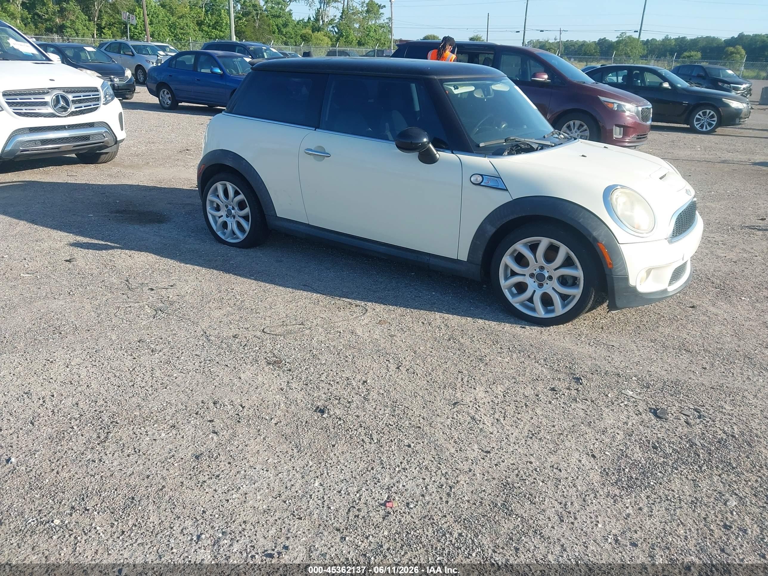 2010 Mini Cooper S   Cream vin: WMWMF7C59ATZ70250