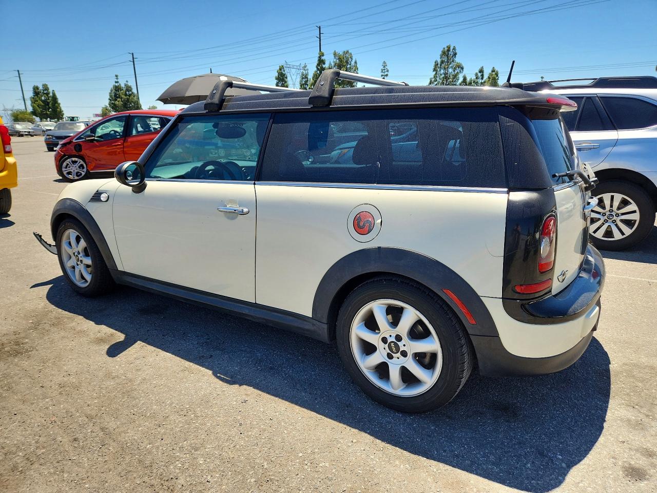 2009 Mini Cooper Clubman White vin: WMWML33569TX33163