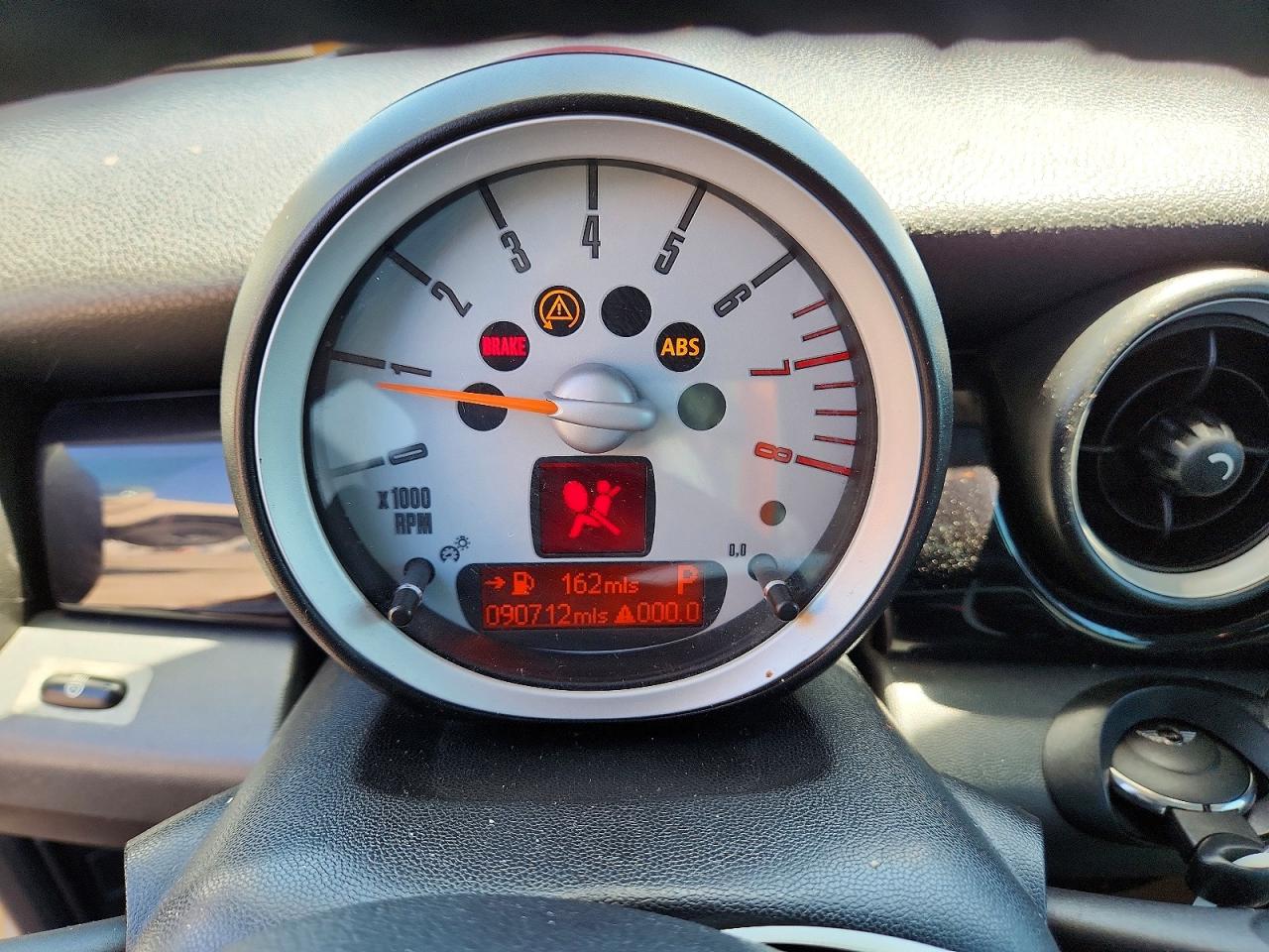 2009 Mini Cooper Clubman White vin: WMWML33569TX33163
