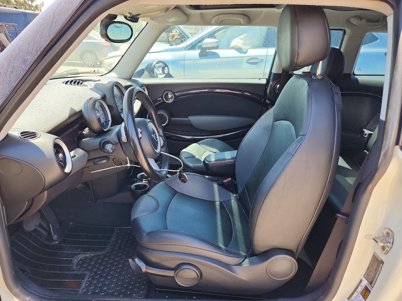 2009 Mini Cooper Clubman White vin: WMWML33569TX33163