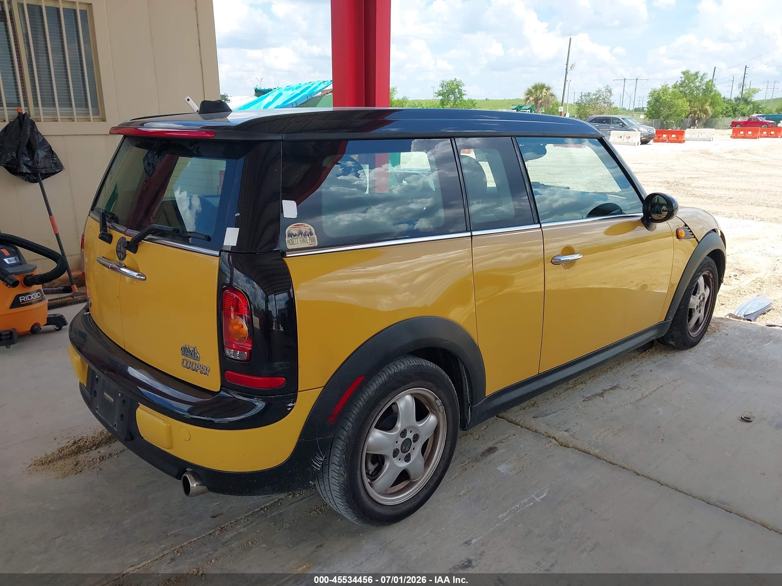 2009 Mini Cooper Clubman Yellow vin: WMWML335X9TX34641