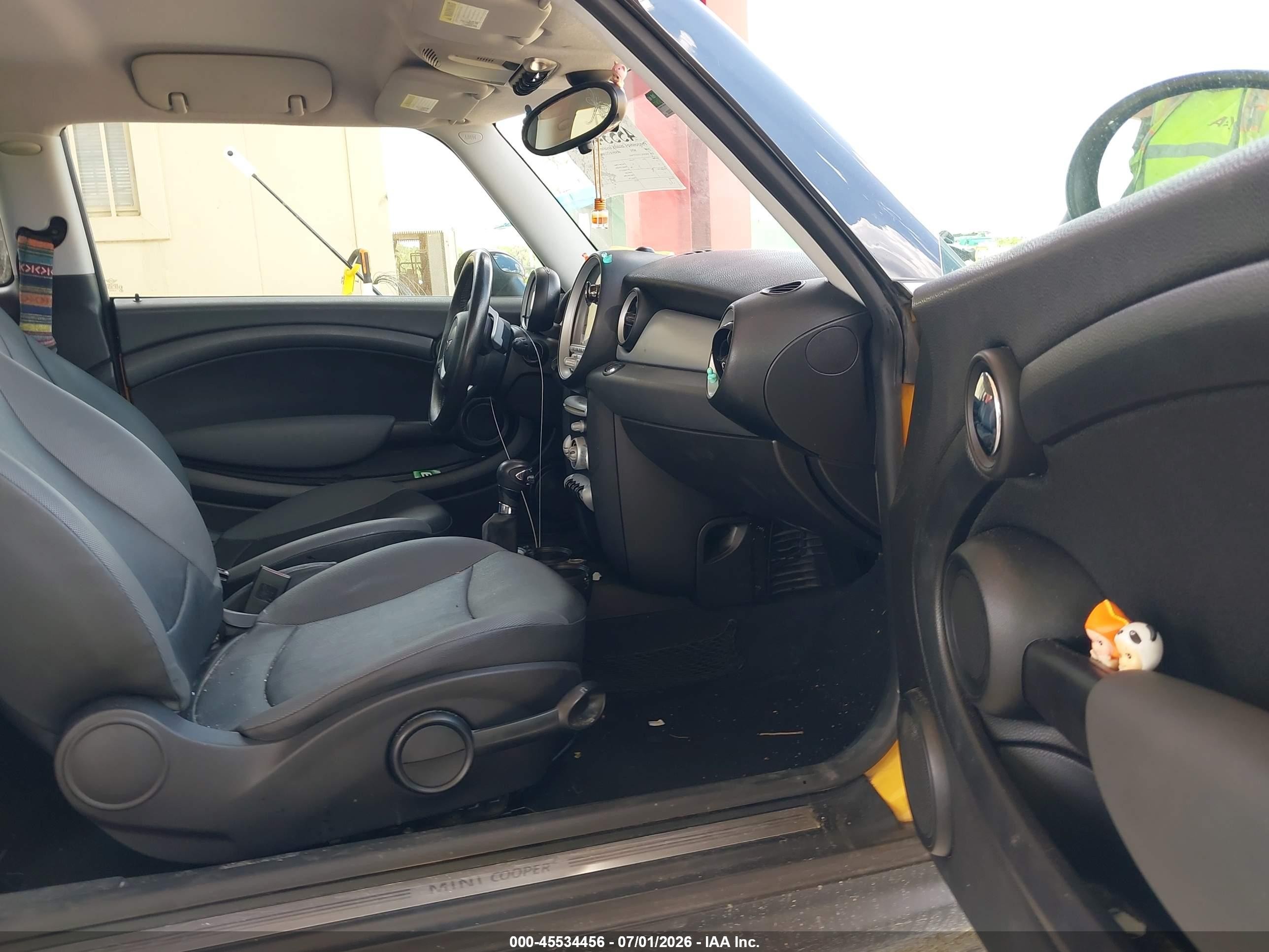 2009 Mini Cooper Clubman Yellow vin: WMWML335X9TX34641