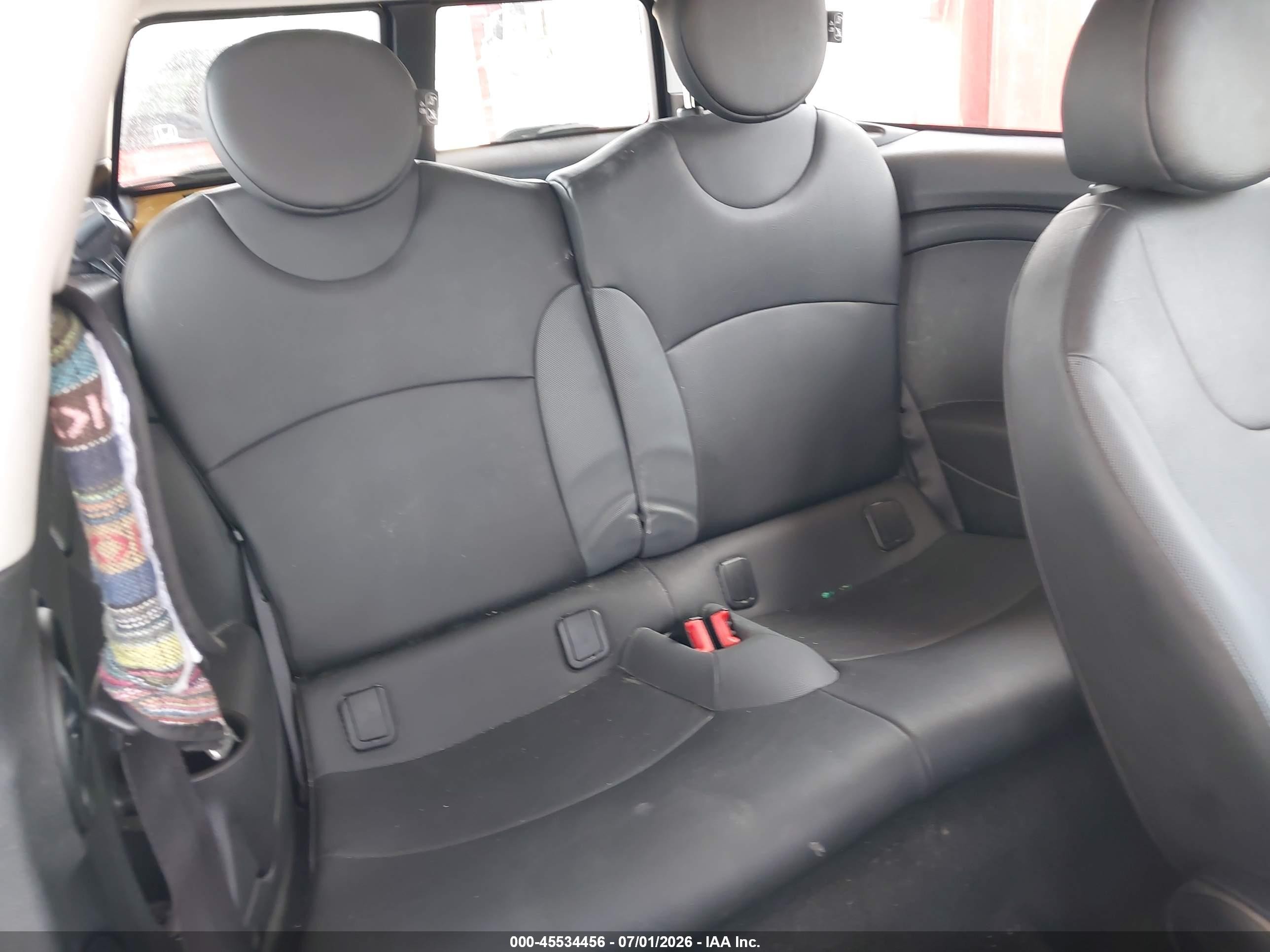 2009 Mini Cooper Clubman Yellow vin: WMWML335X9TX34641