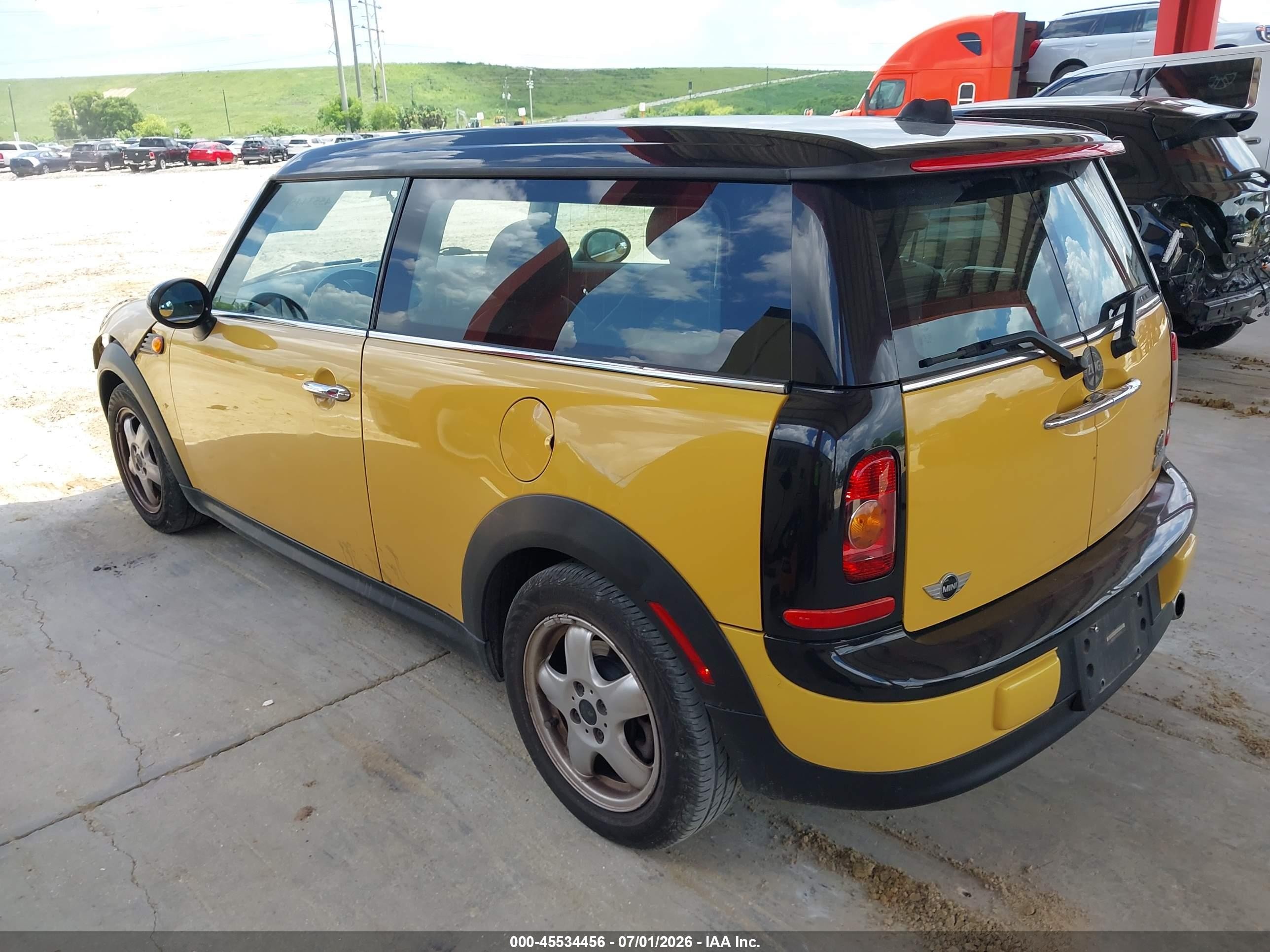 2009 Mini Cooper Clubman Yellow vin: WMWML335X9TX34641