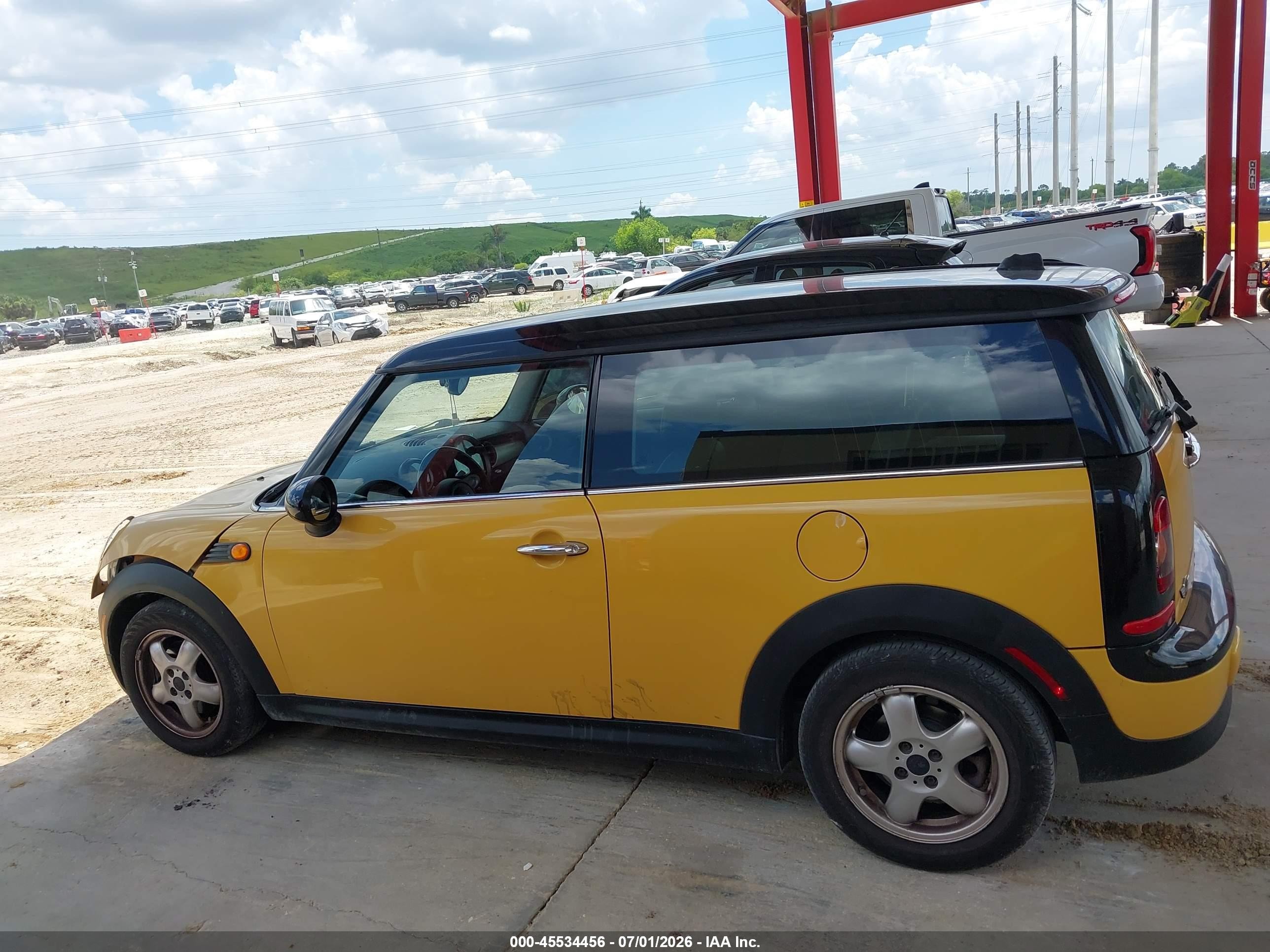 2009 Mini Cooper Clubman Yellow vin: WMWML335X9TX34641