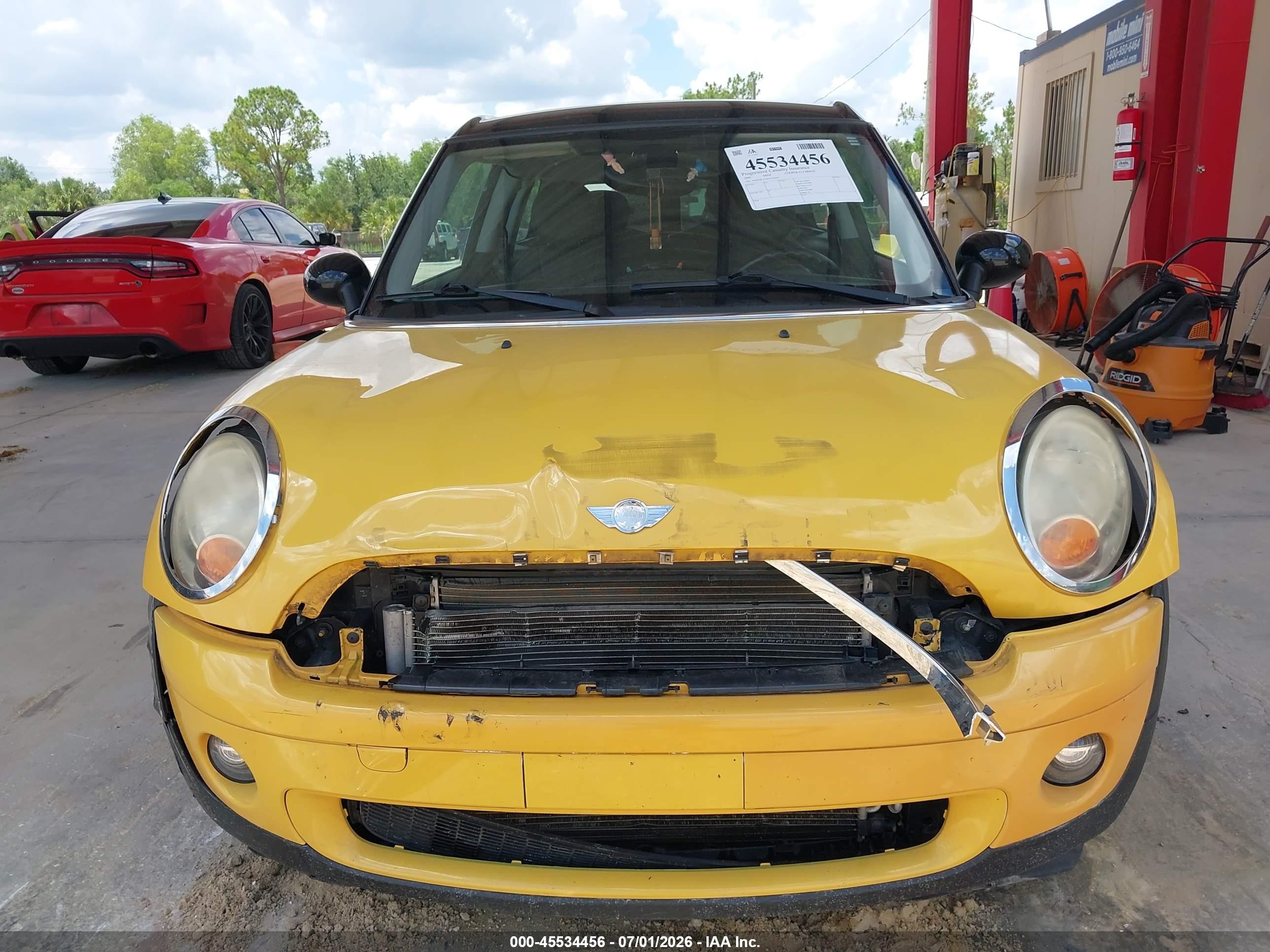 2009 Mini Cooper Clubman Yellow vin: WMWML335X9TX34641