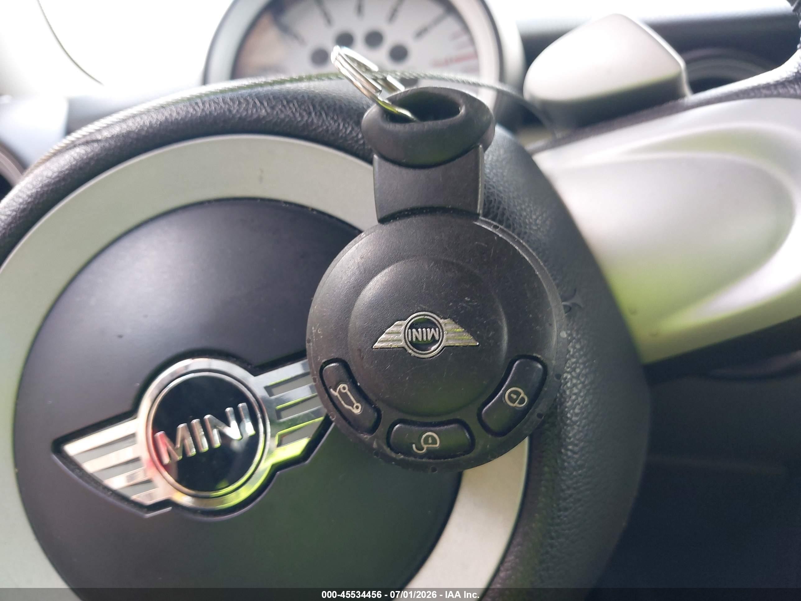 2009 Mini Cooper Clubman Yellow vin: WMWML335X9TX34641