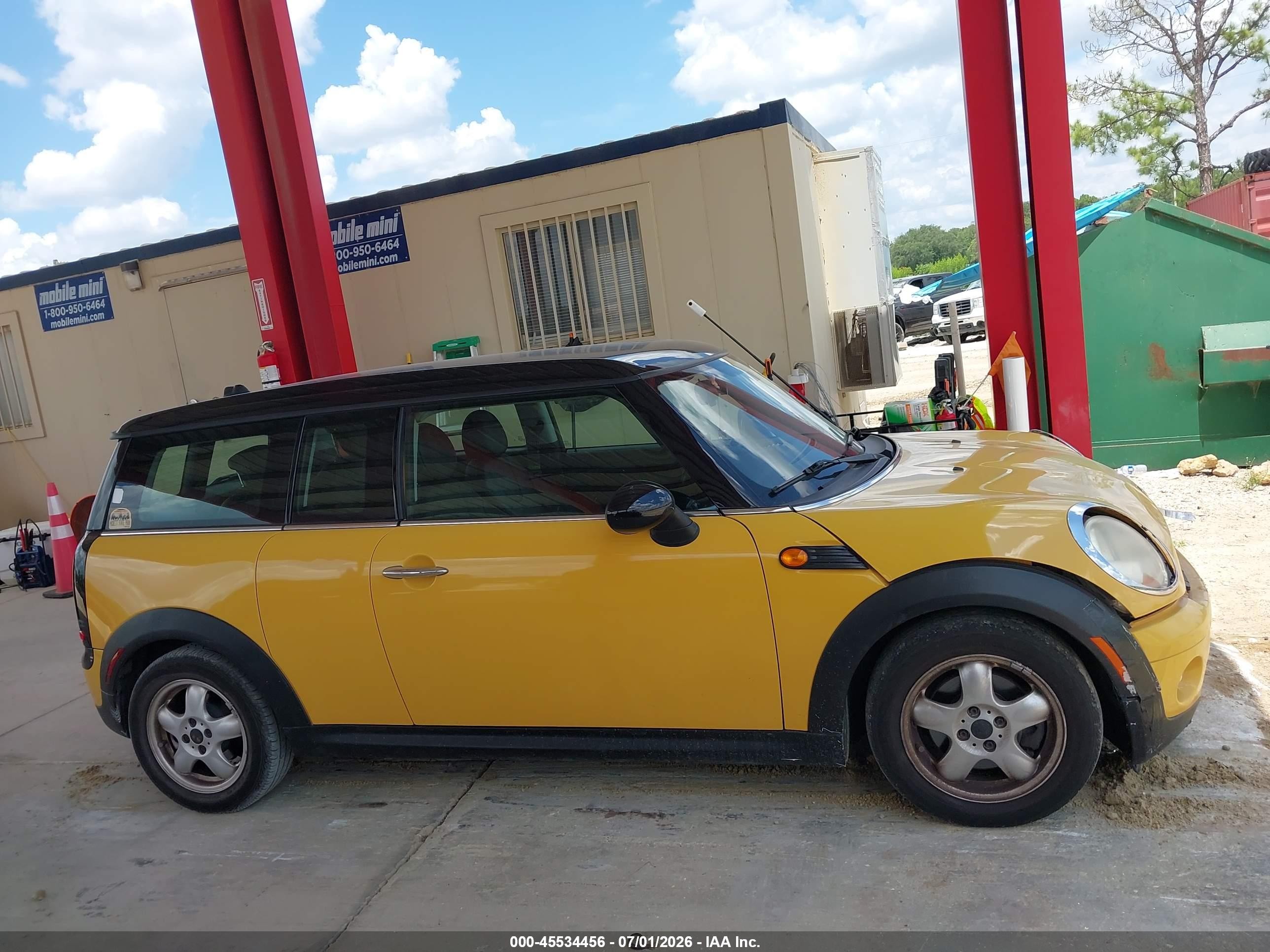 2009 Mini Cooper Clubman Yellow vin: WMWML335X9TX34641