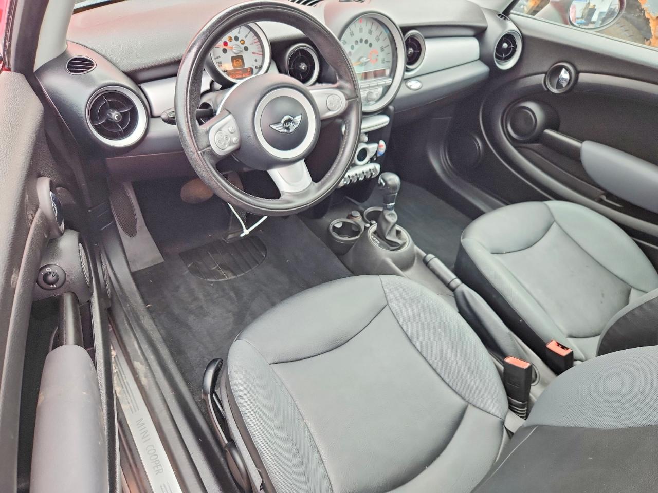 2010 Mini Cooper Clubman Red vin: WMWML3C51ATX37058