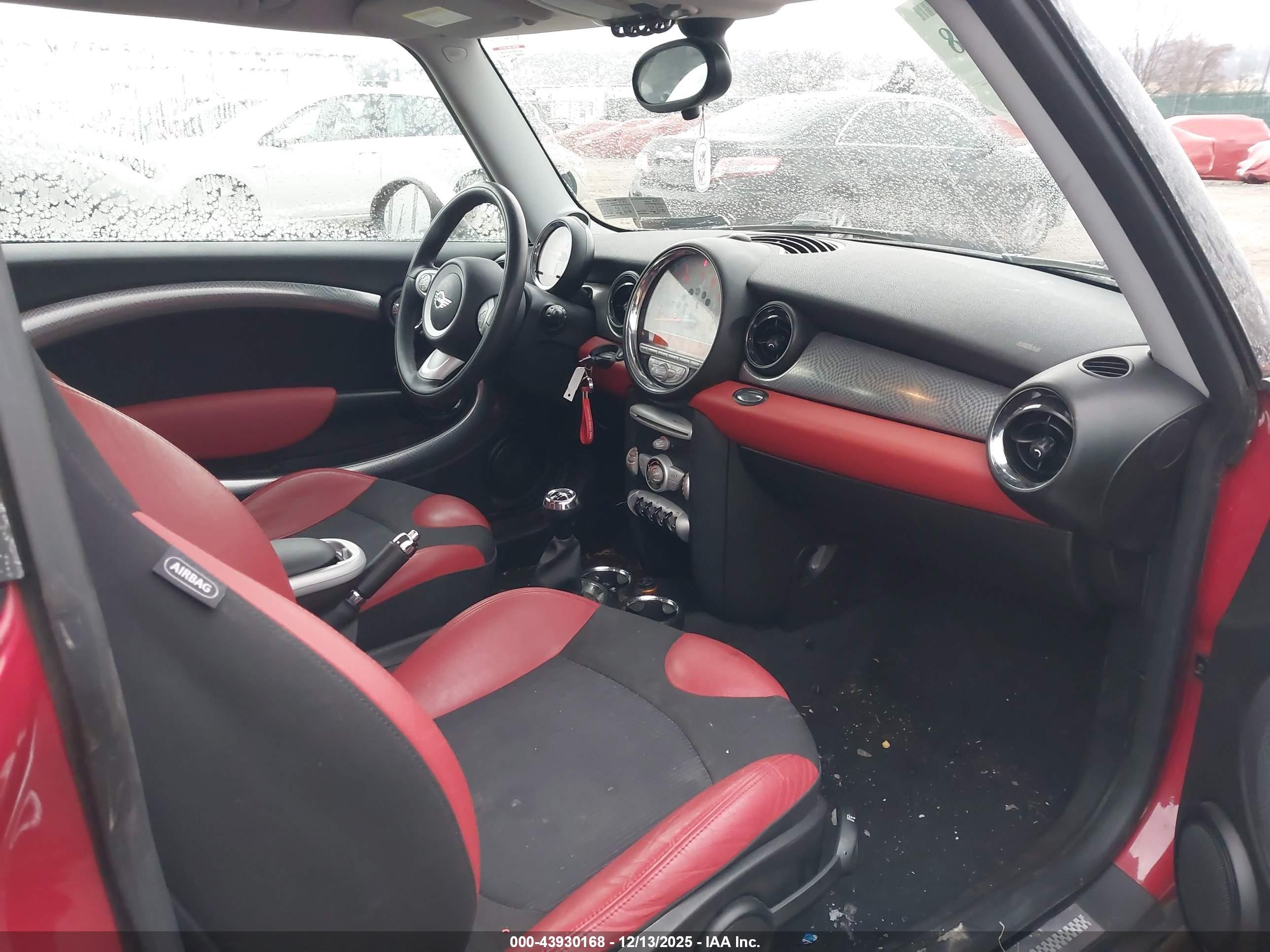 2008 Mini Cooper S Clubman   Red vin: WMWMM33588TP71277