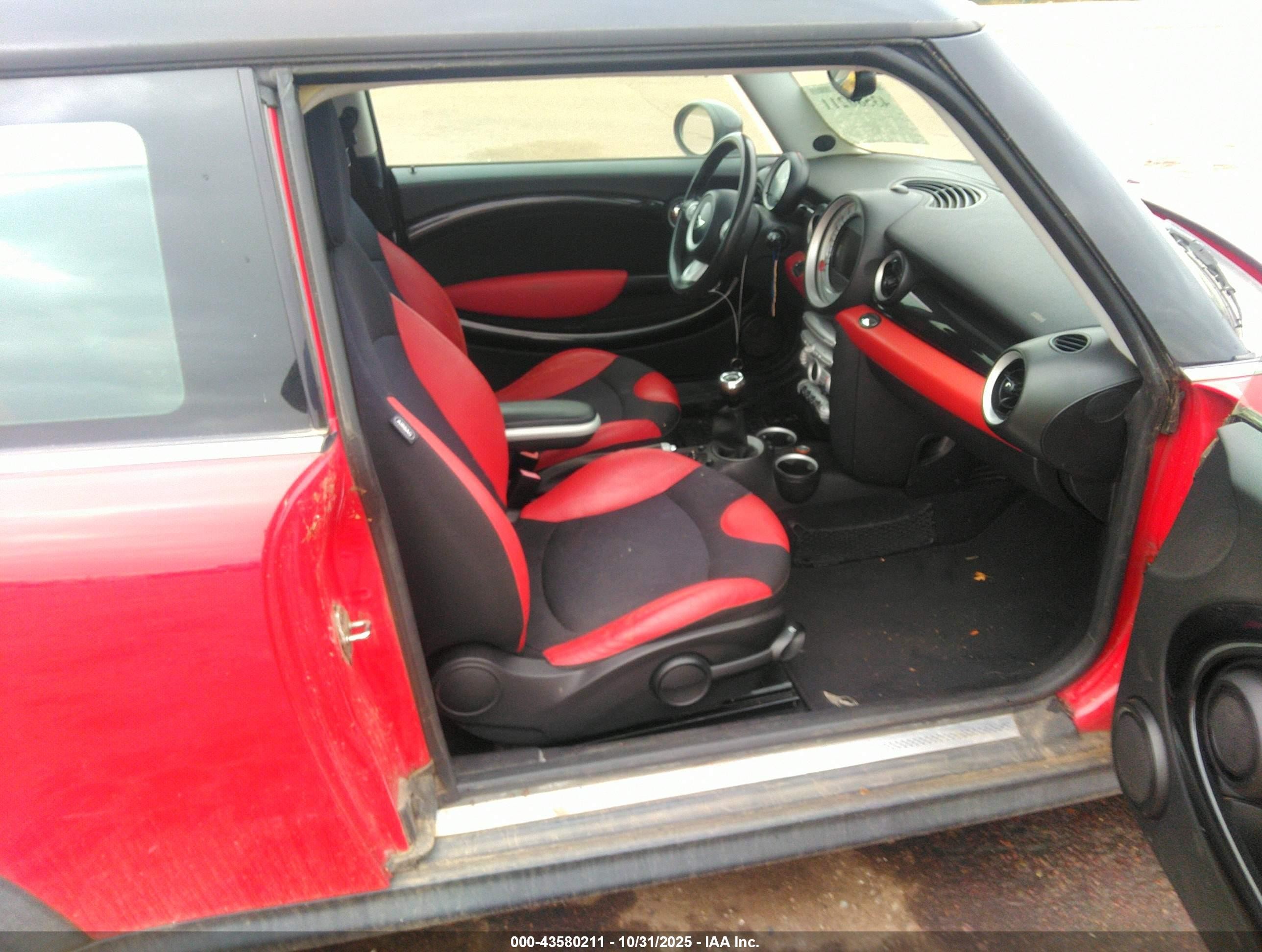 2008 Mini Cooper S Clubman   Red vin: WMWMM33598TP71255