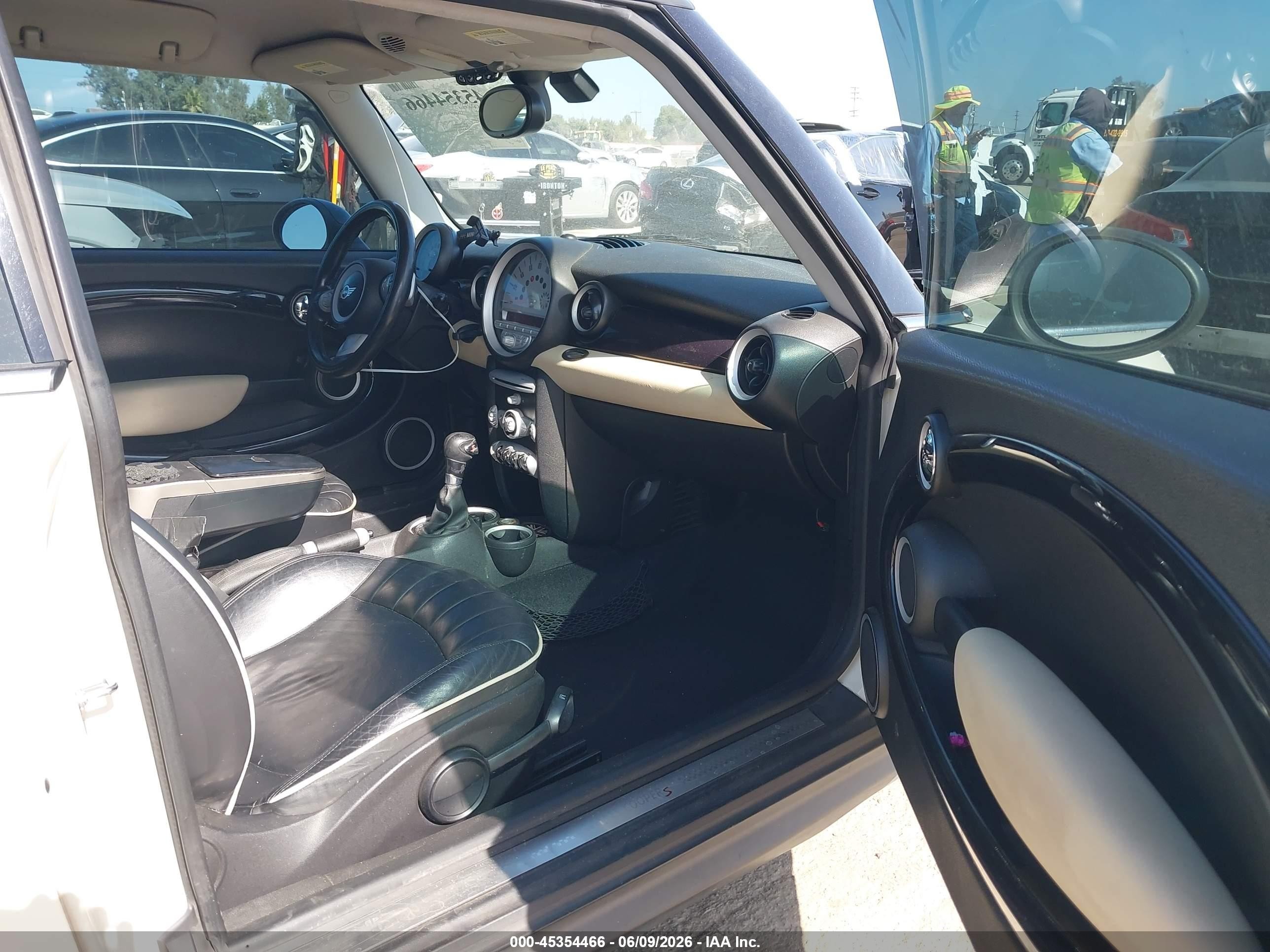 2009 Mini Cooper S Clubman   White vin: WMWMM33599TP90101