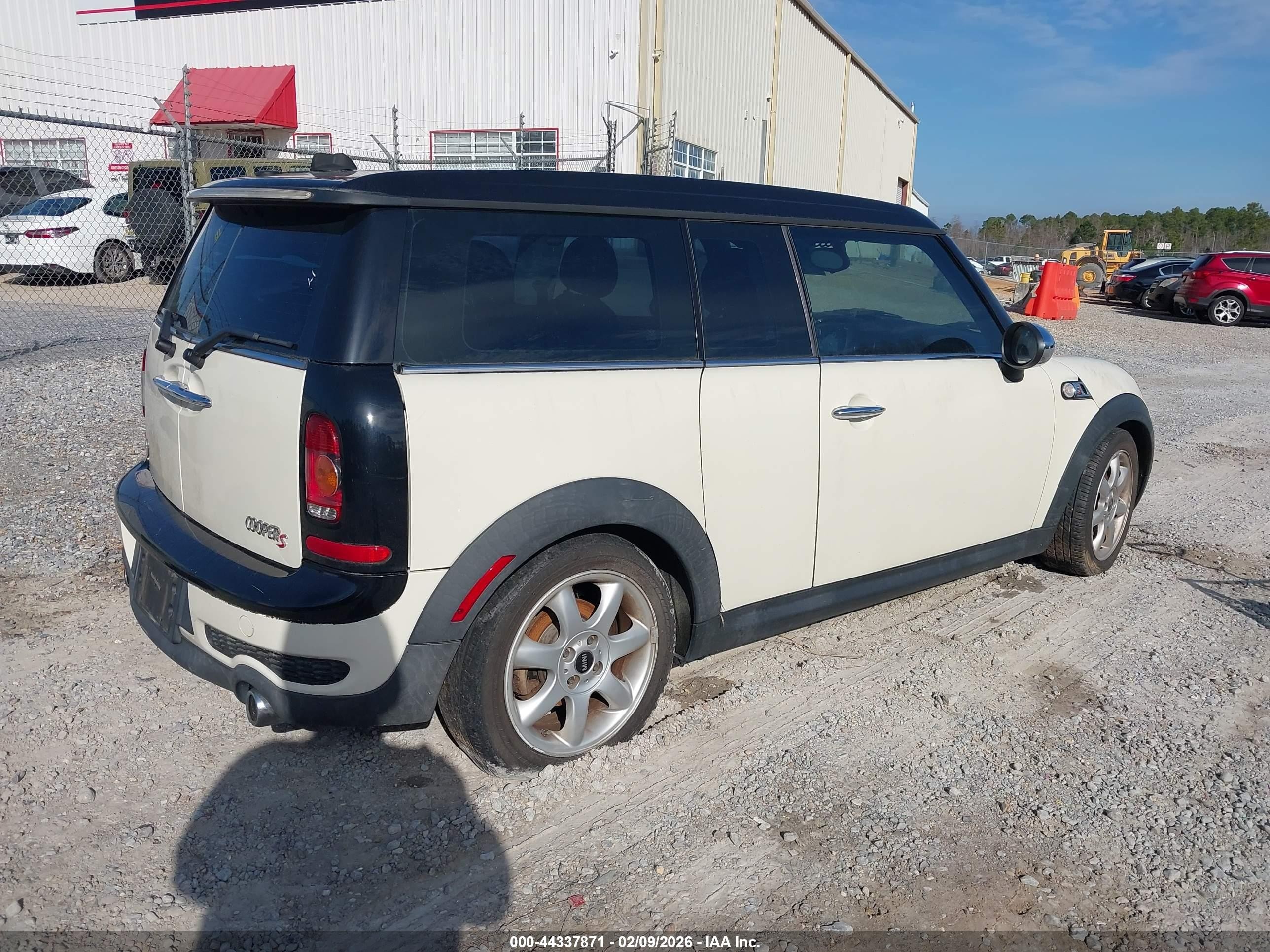 2010 Mini Cooper S Clubman   Белый vin: WMWMM3C57ATP94569