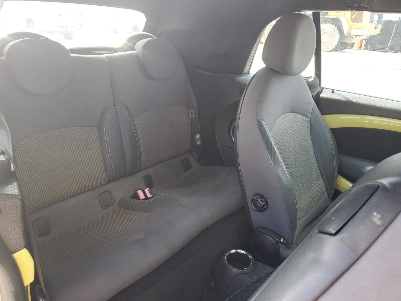 2009 Mini Cooper Yellow vin: WMWMR33539TU95173