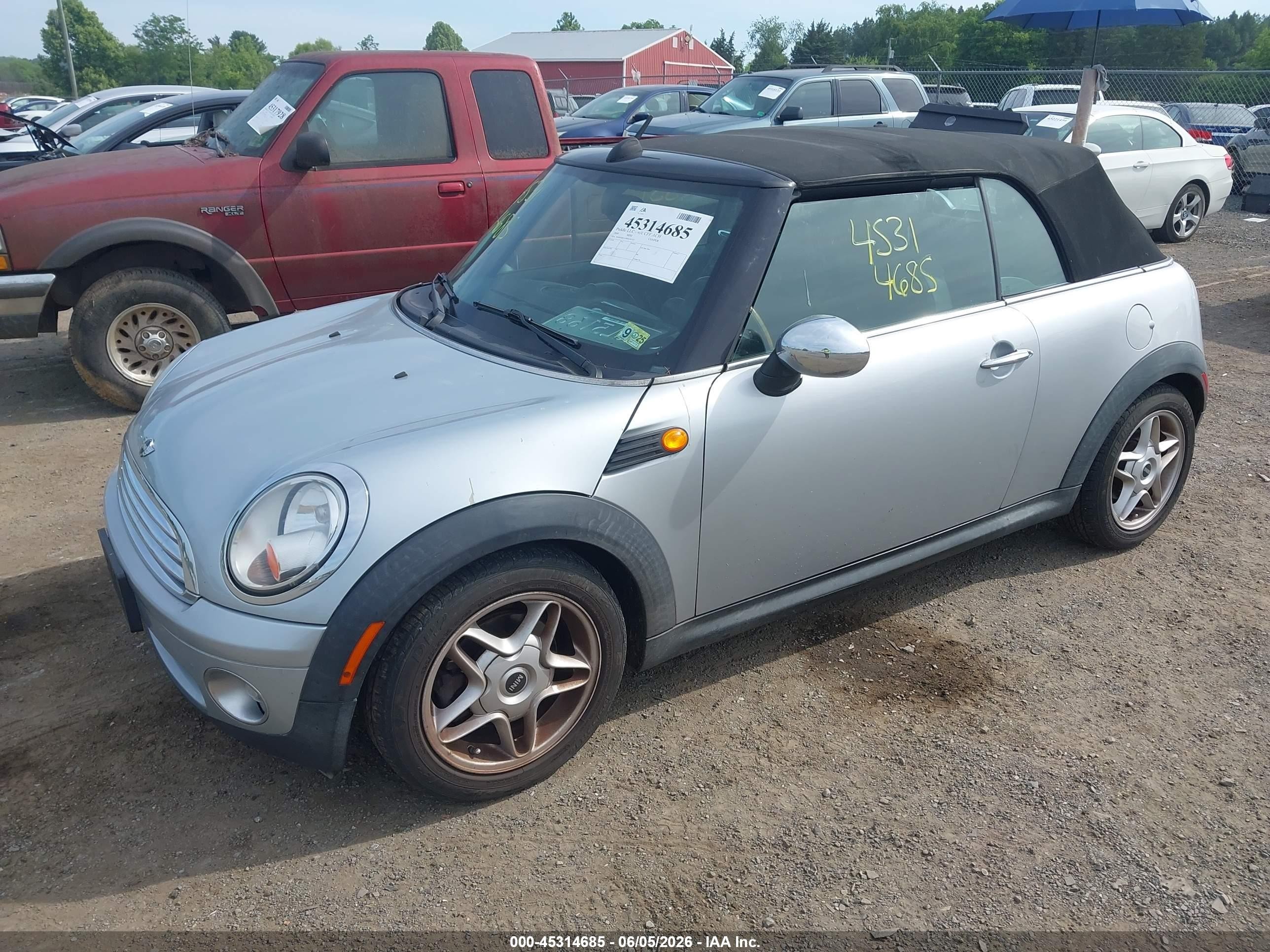 2009 Mini Cooper   Silver vin: WMWMR33599TU95713