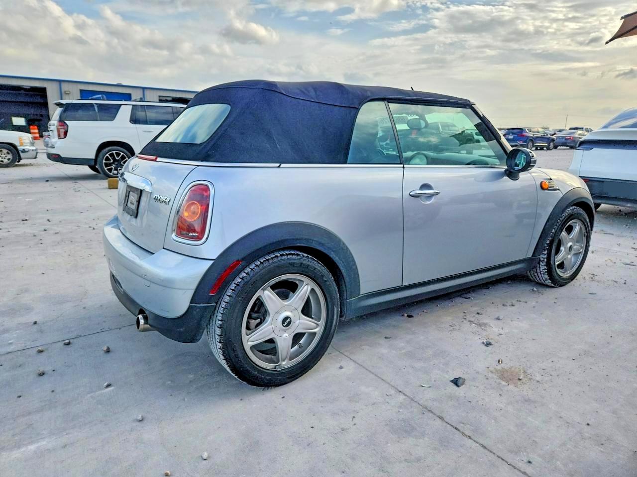 2009 Mini Cooper Silver vin: WMWMR33599TU96005