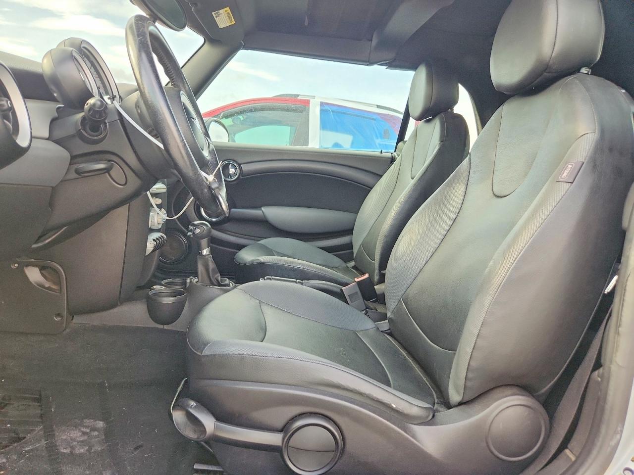 2009 Mini Cooper Silver vin: WMWMR33599TU96005