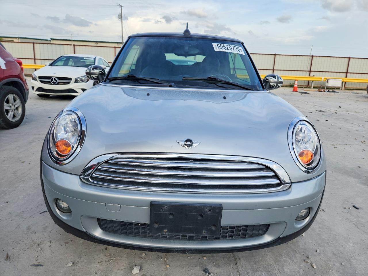 2009 Mini Cooper Silver vin: WMWMR33599TU96005